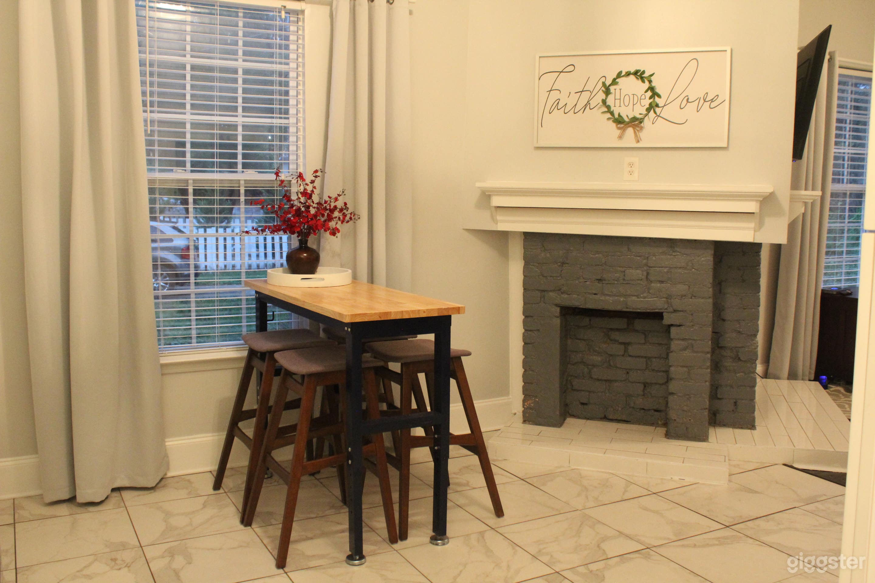 Charming /Bright/ Airy 1920's Bungalow Photo 2