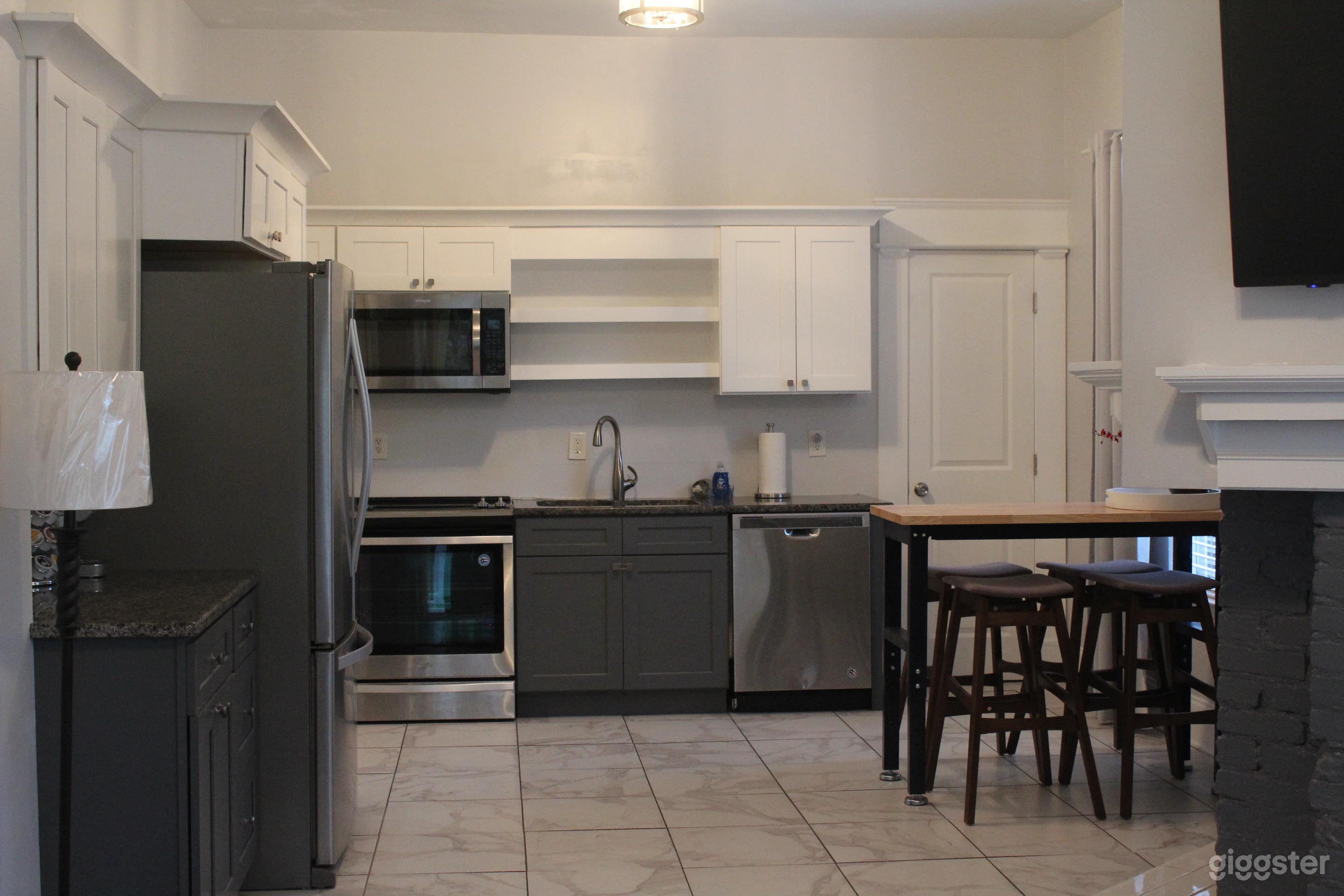 Charming /Bright/ Airy 1920's Bungalow Photo 3