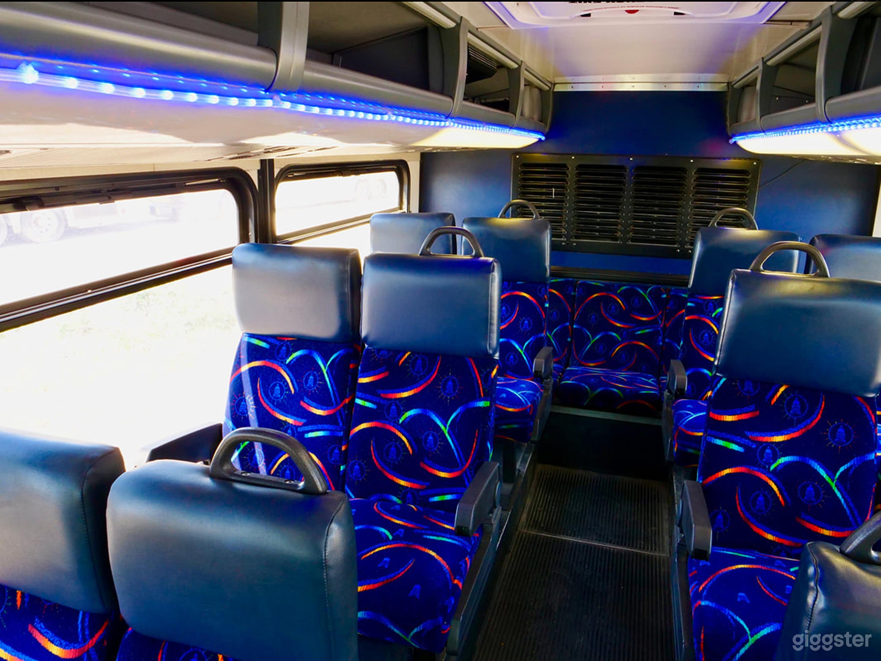 Urban Oasis: Spacious and Versatile City Bus  Photo 4