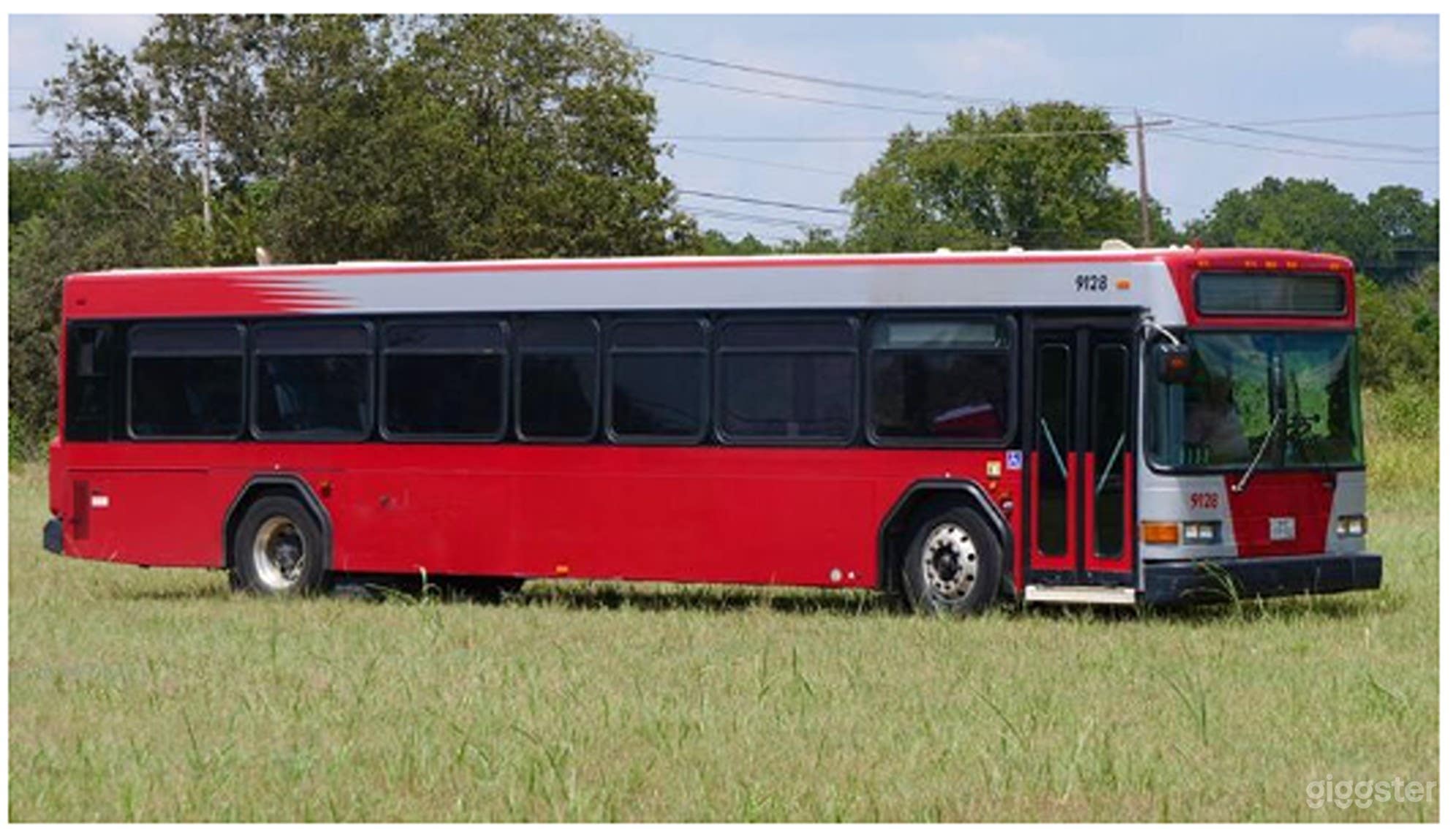 Urban Oasis: Spacious and Versatile City Bus  Photo 2