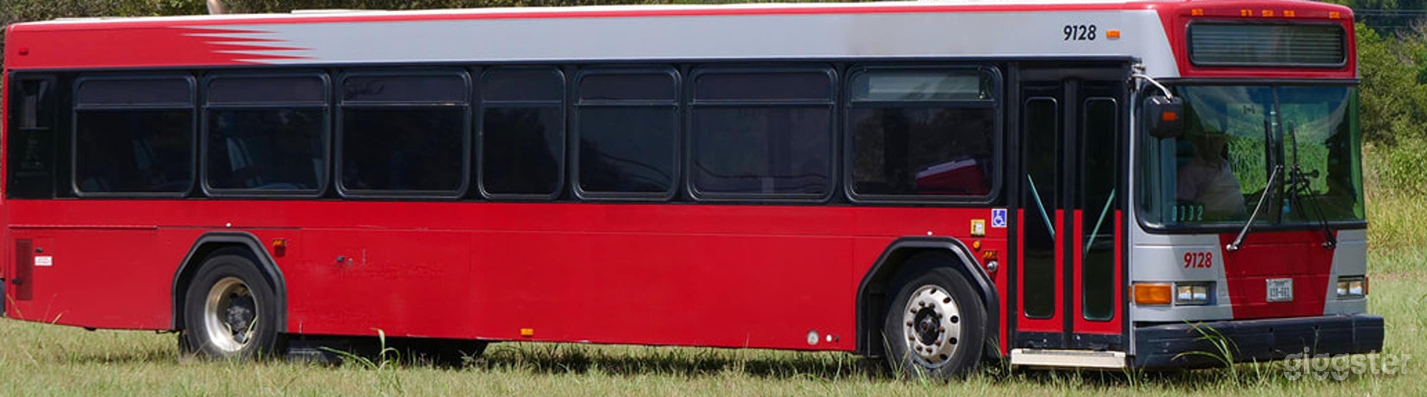 Urban Oasis: Spacious and Versatile City Bus  Photo 1