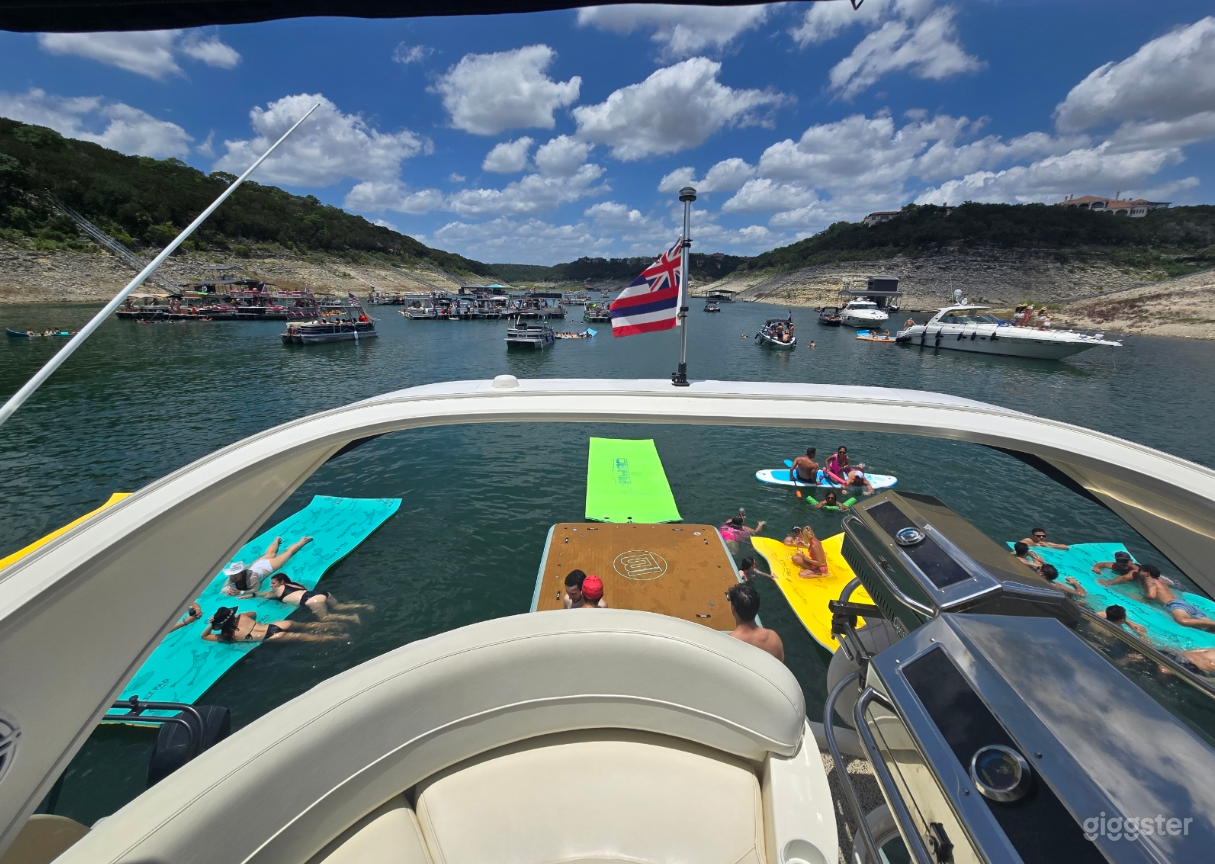 Exclusive 20-Person Luxury Yacht for Rent  Photo 2