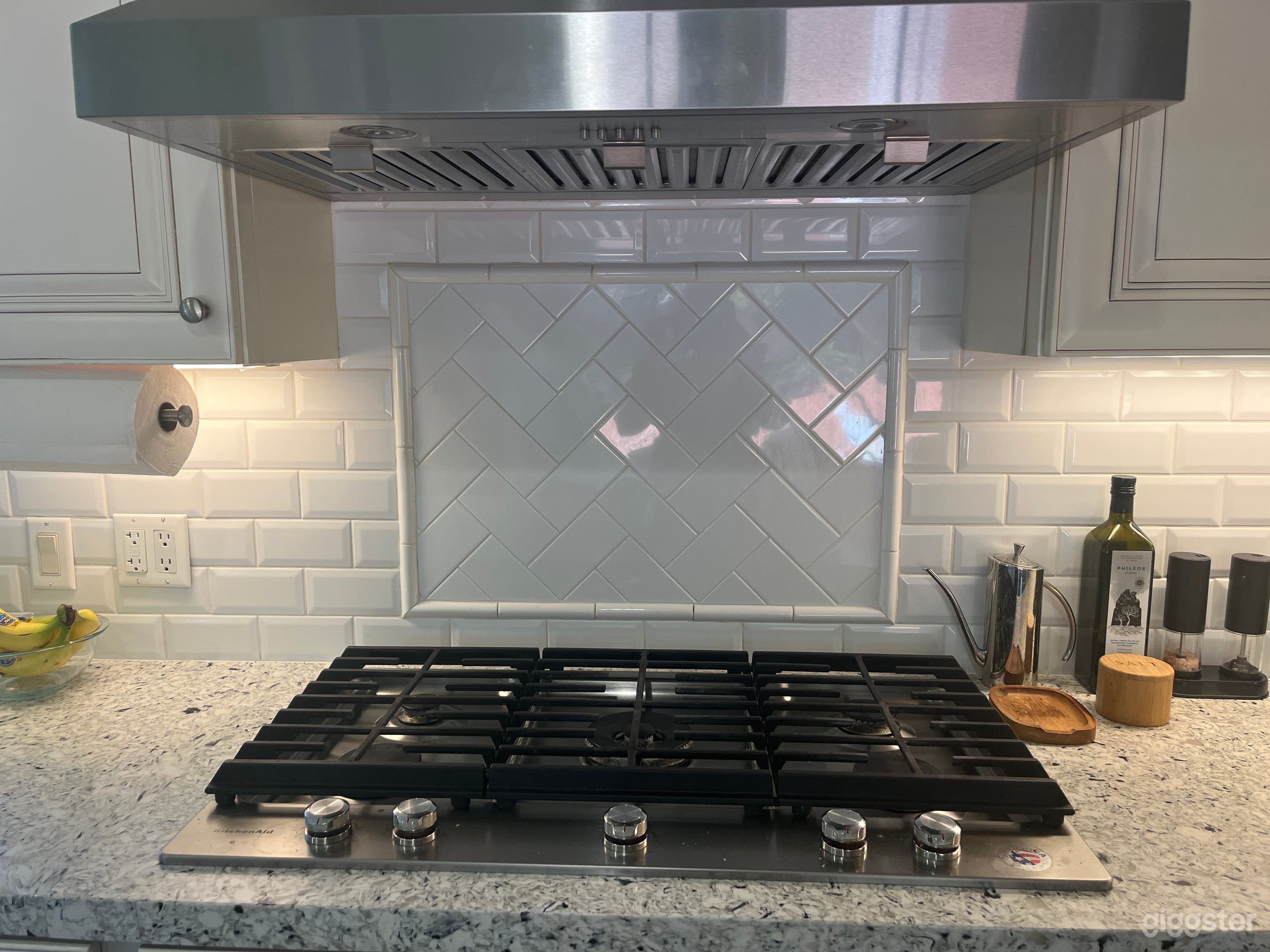 Minimalist Chef's Kitchen & Dining Room Photo 4