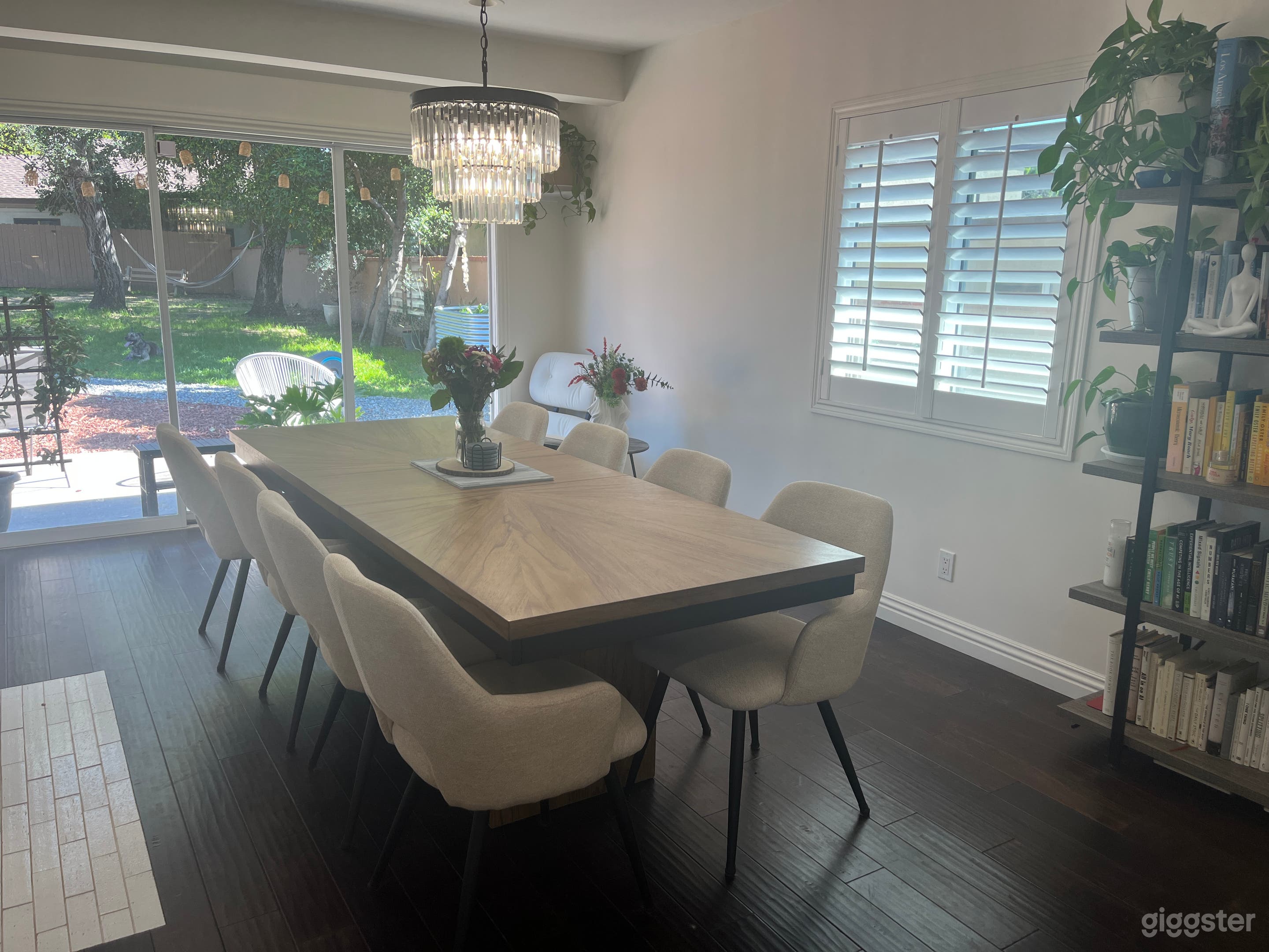 Minimalist Chef's Kitchen & Dining Room Photo 3