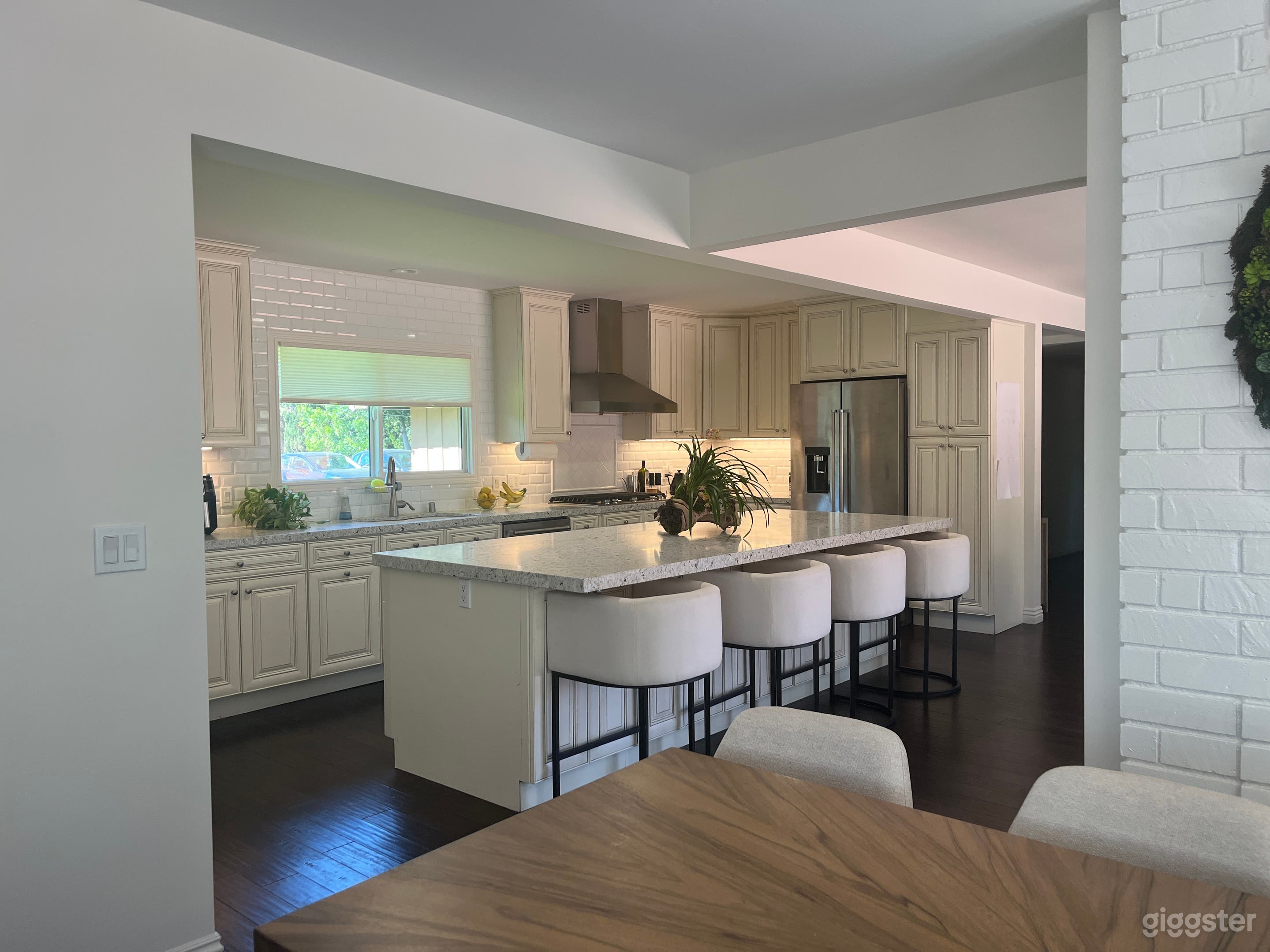 Minimalist Chef's Kitchen & Dining Room Photo 1