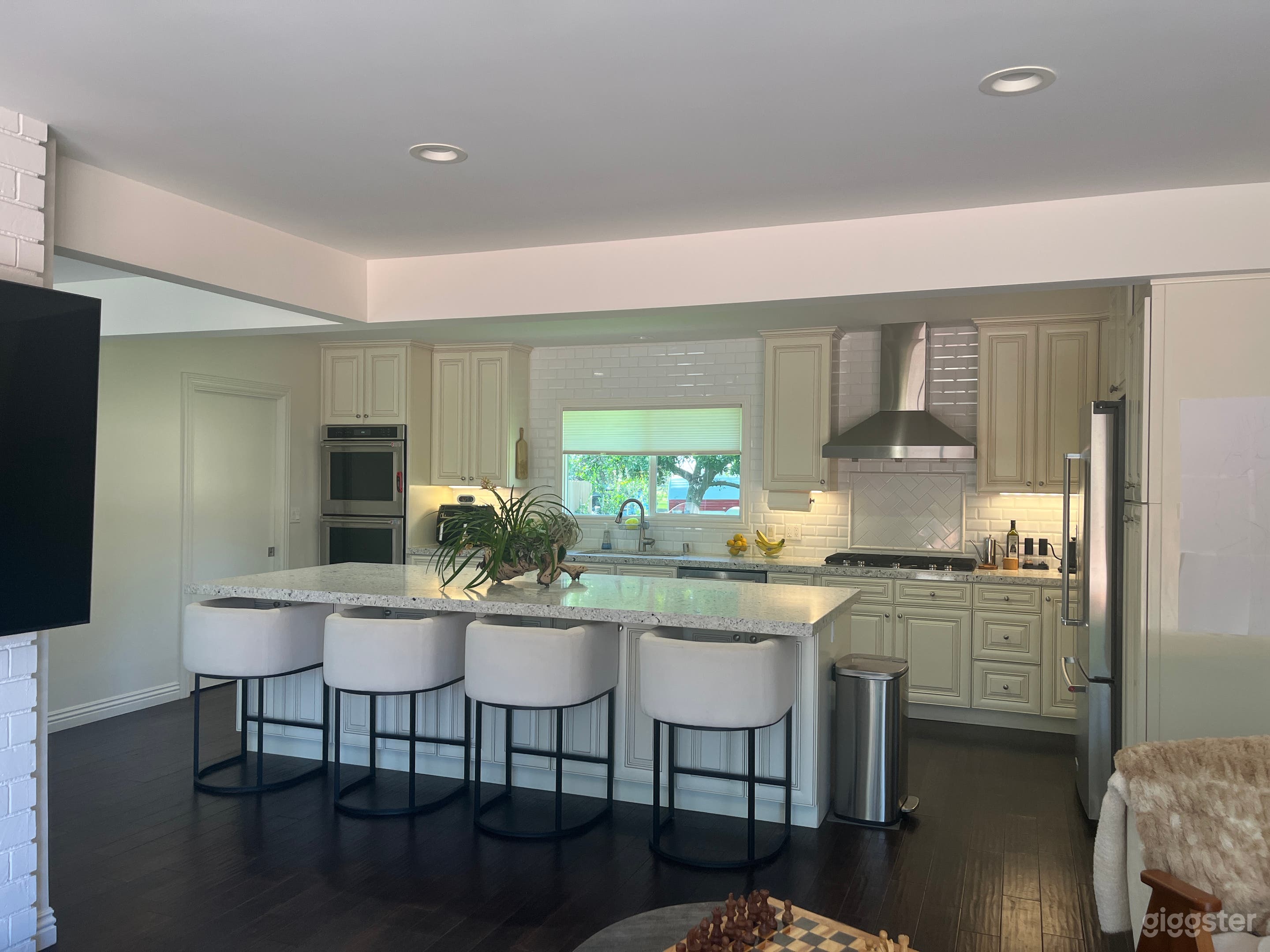 Minimalist Chef's Kitchen & Dining Room Photo 2