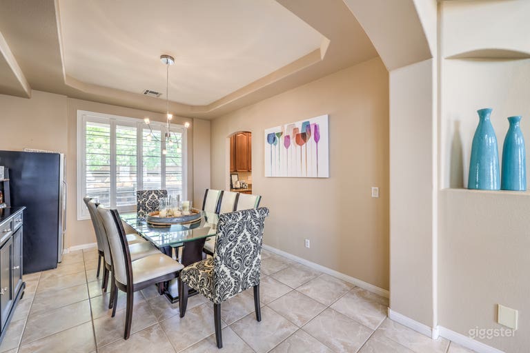  Modern, Elegant, Bright and Spacious House 