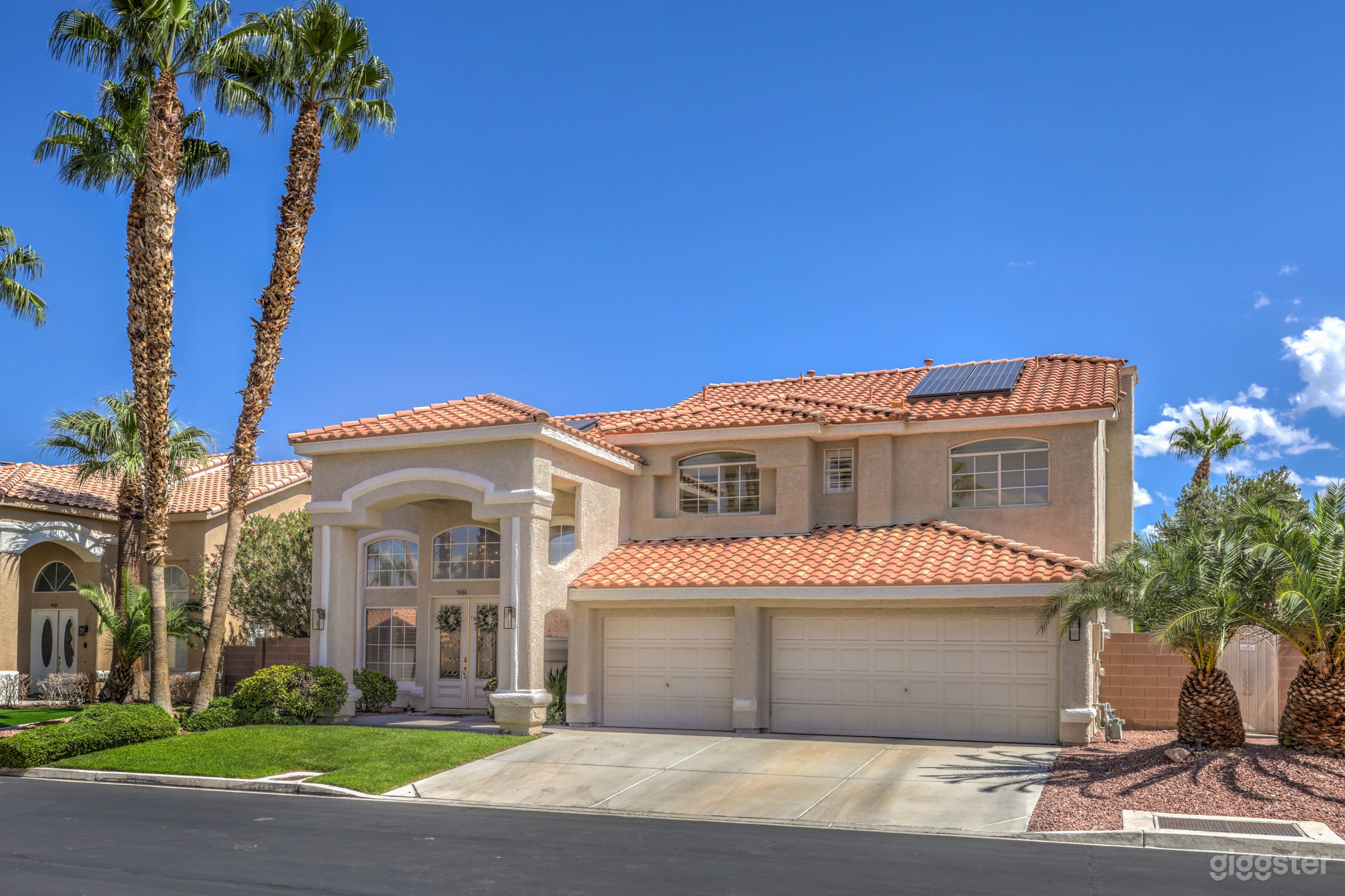 Modern, Elegant, Bright and Spacious House Photo 2