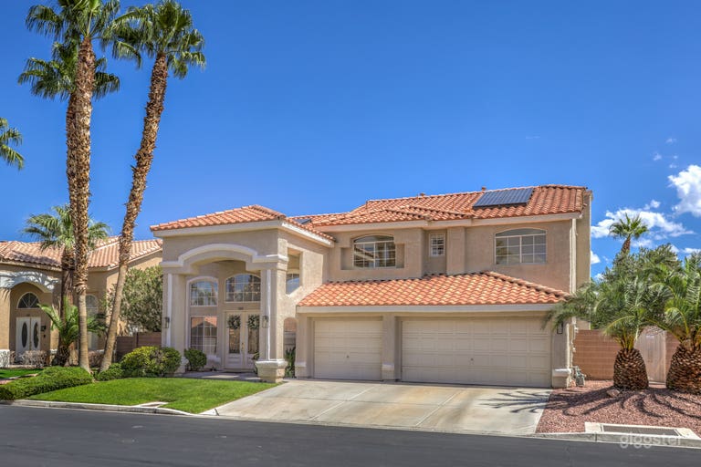  Modern, Elegant, Bright and Spacious House 