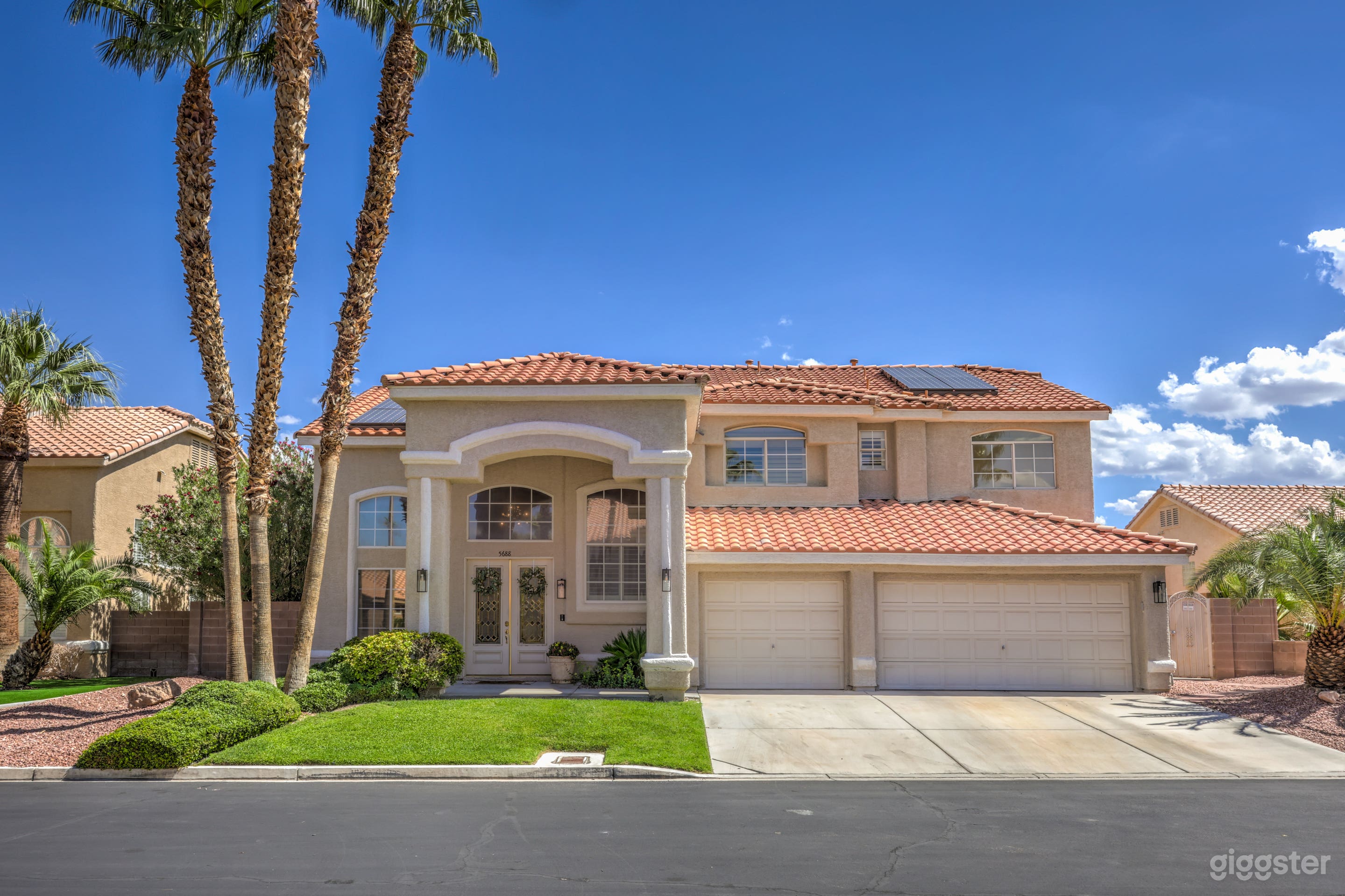 Modern, Elegant, Bright and Spacious House Photo 1