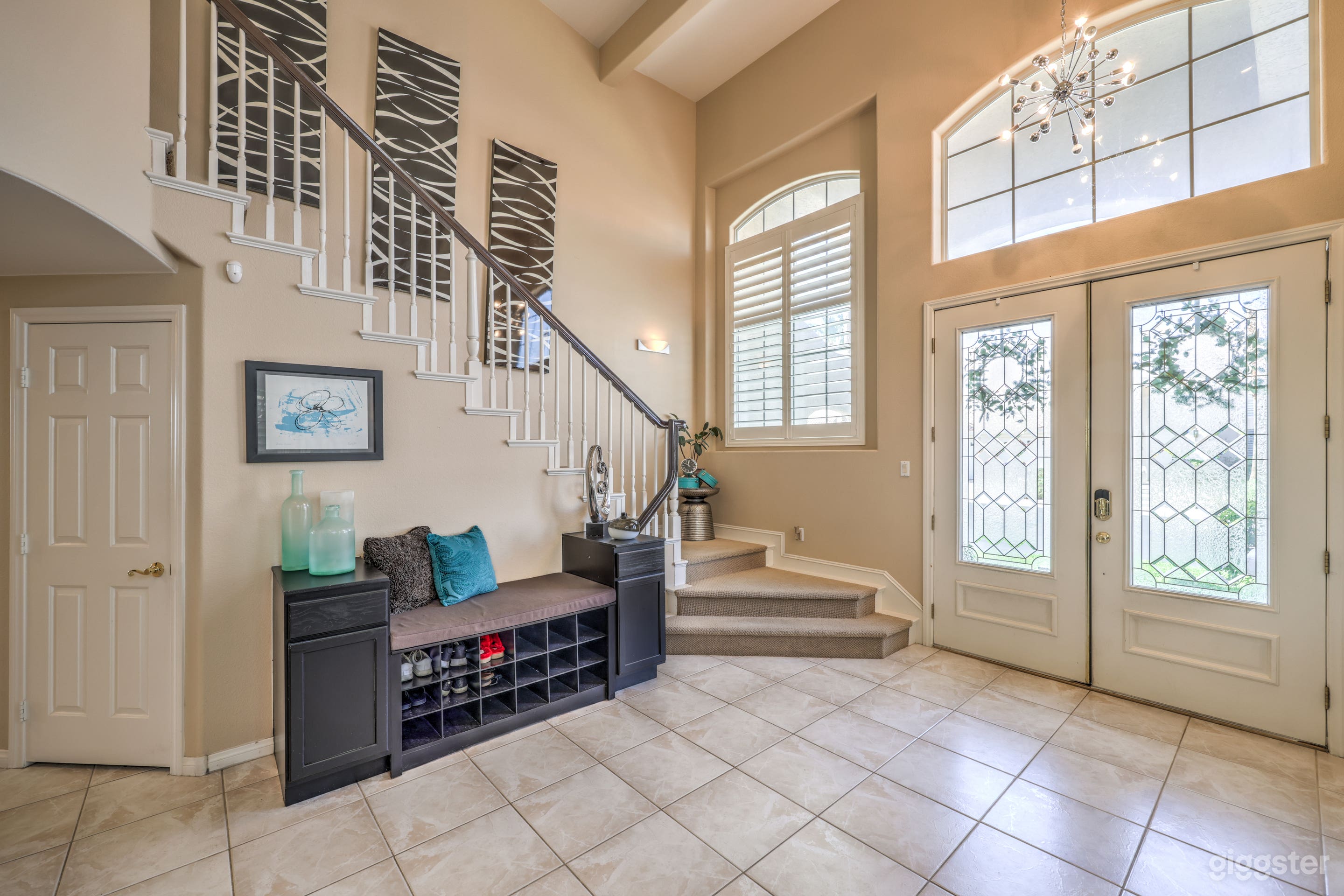 Modern, Elegant, Bright and Spacious House Photo 4