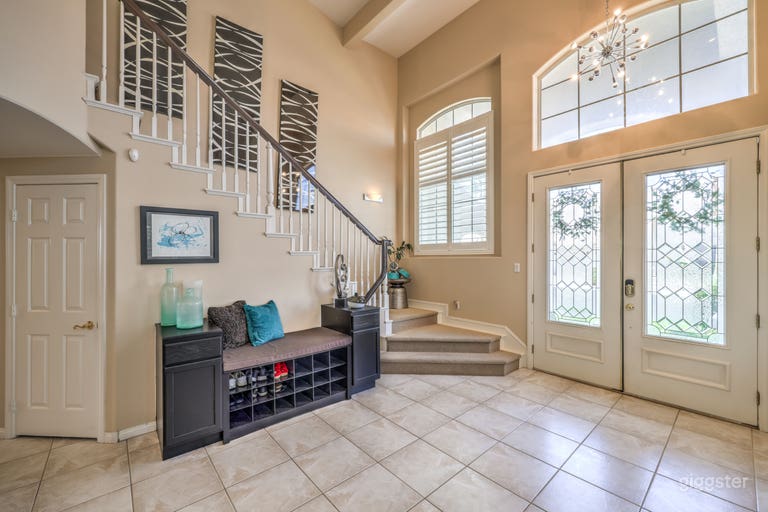  Modern, Elegant, Bright and Spacious House 