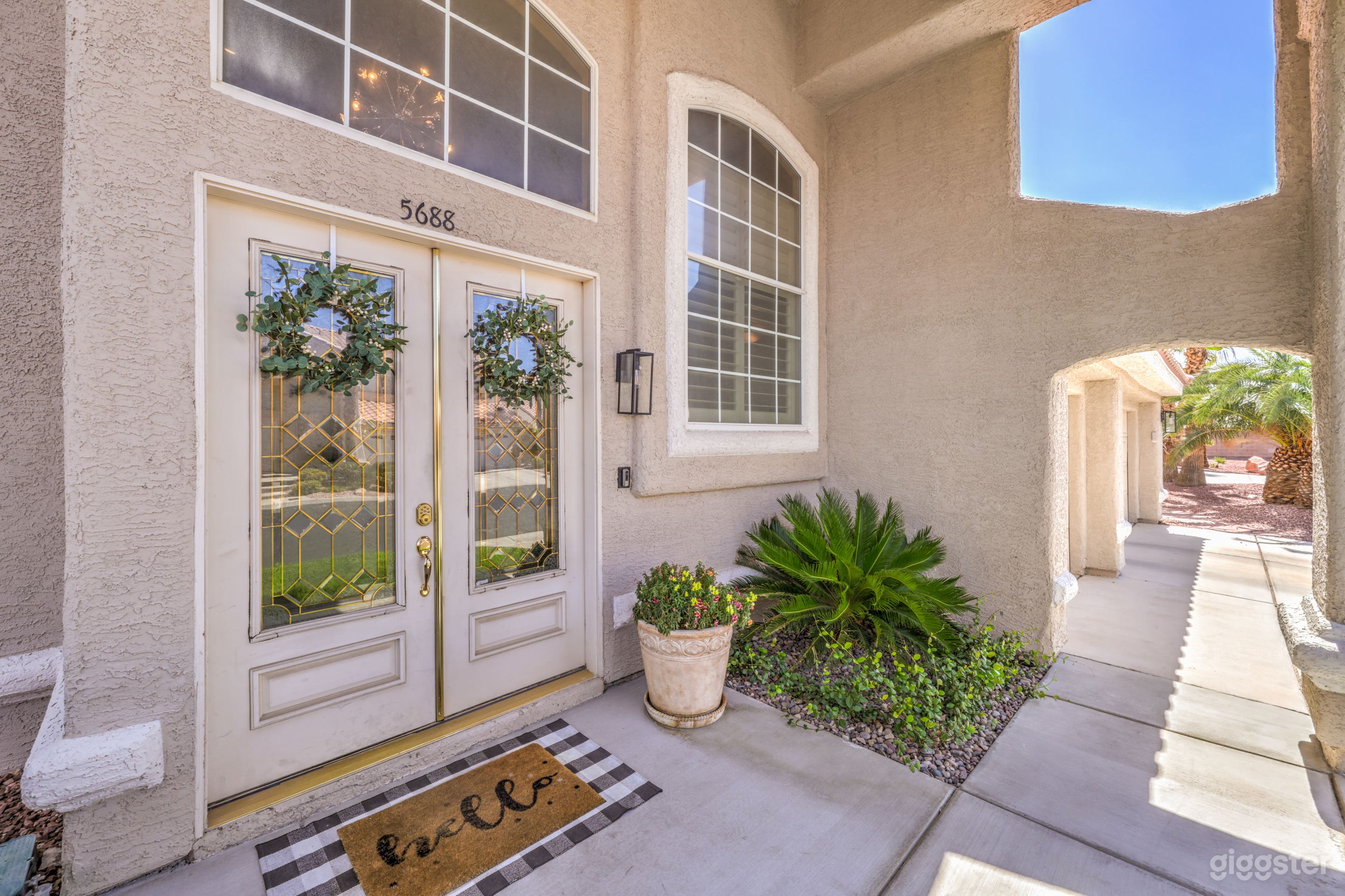 Modern, Elegant, Bright and Spacious House Photo 3