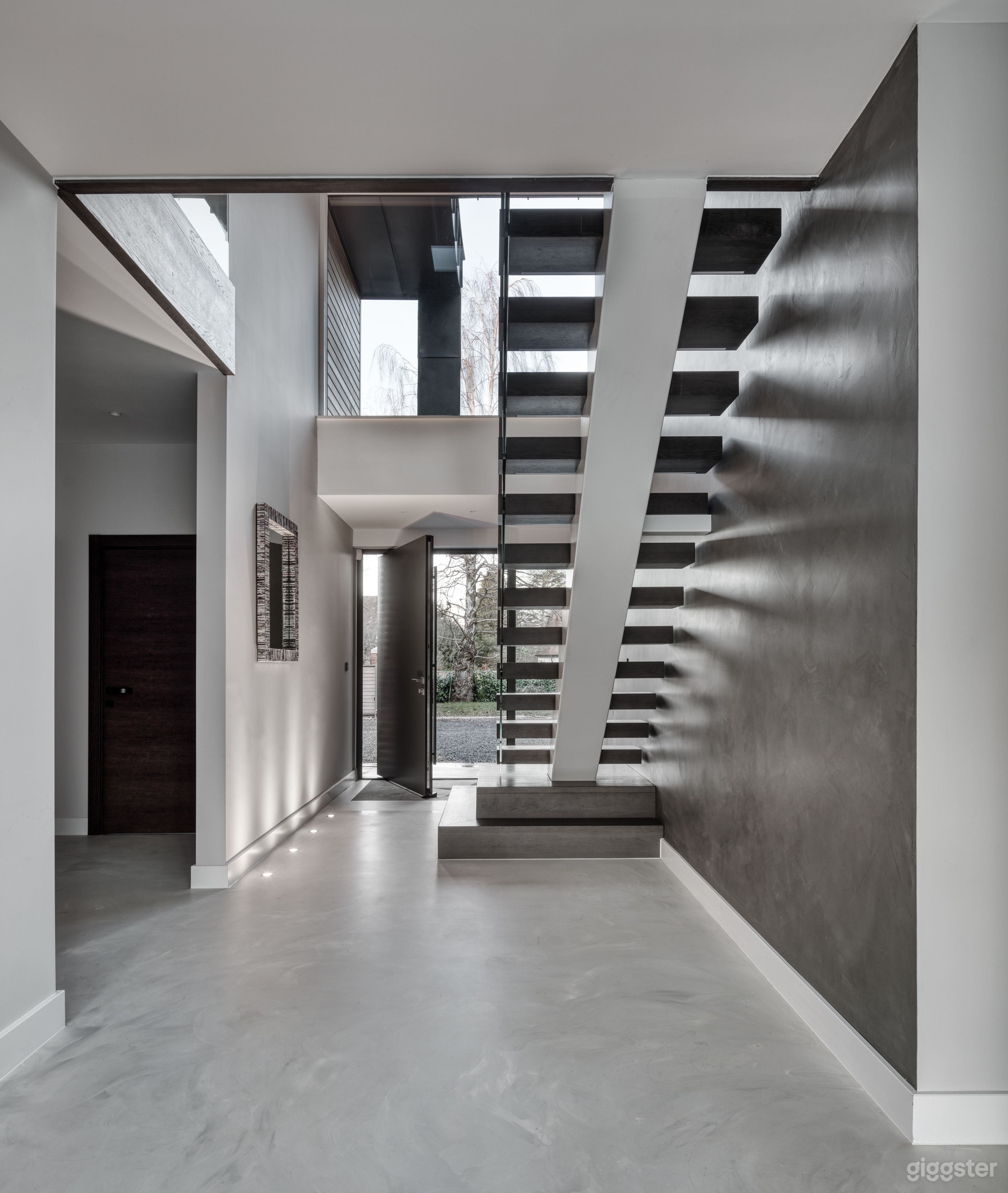 Modern Glass House with Pool Photo 4