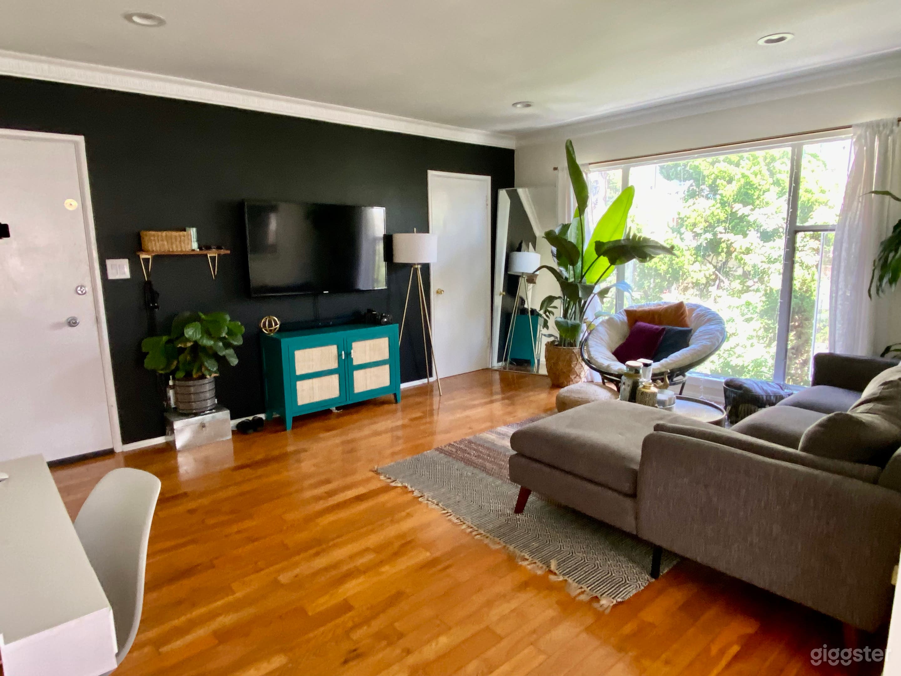 Serene Hideaway Apartment in Miracle Mile Photo 3