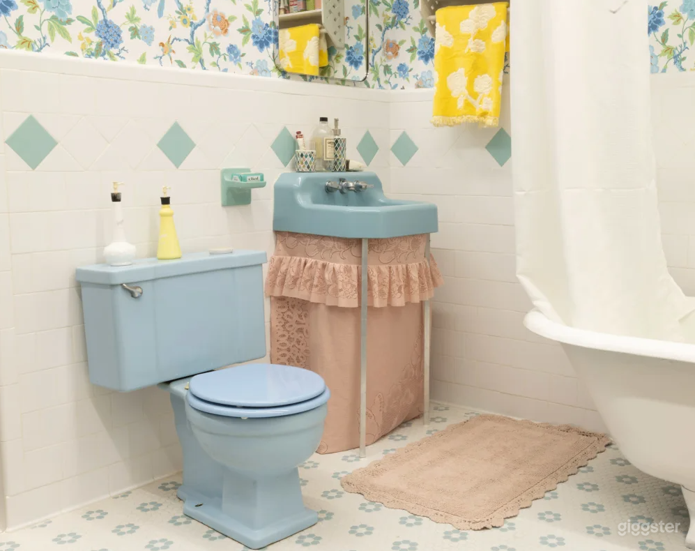 Fake Bathroom Production Studio Photo 3