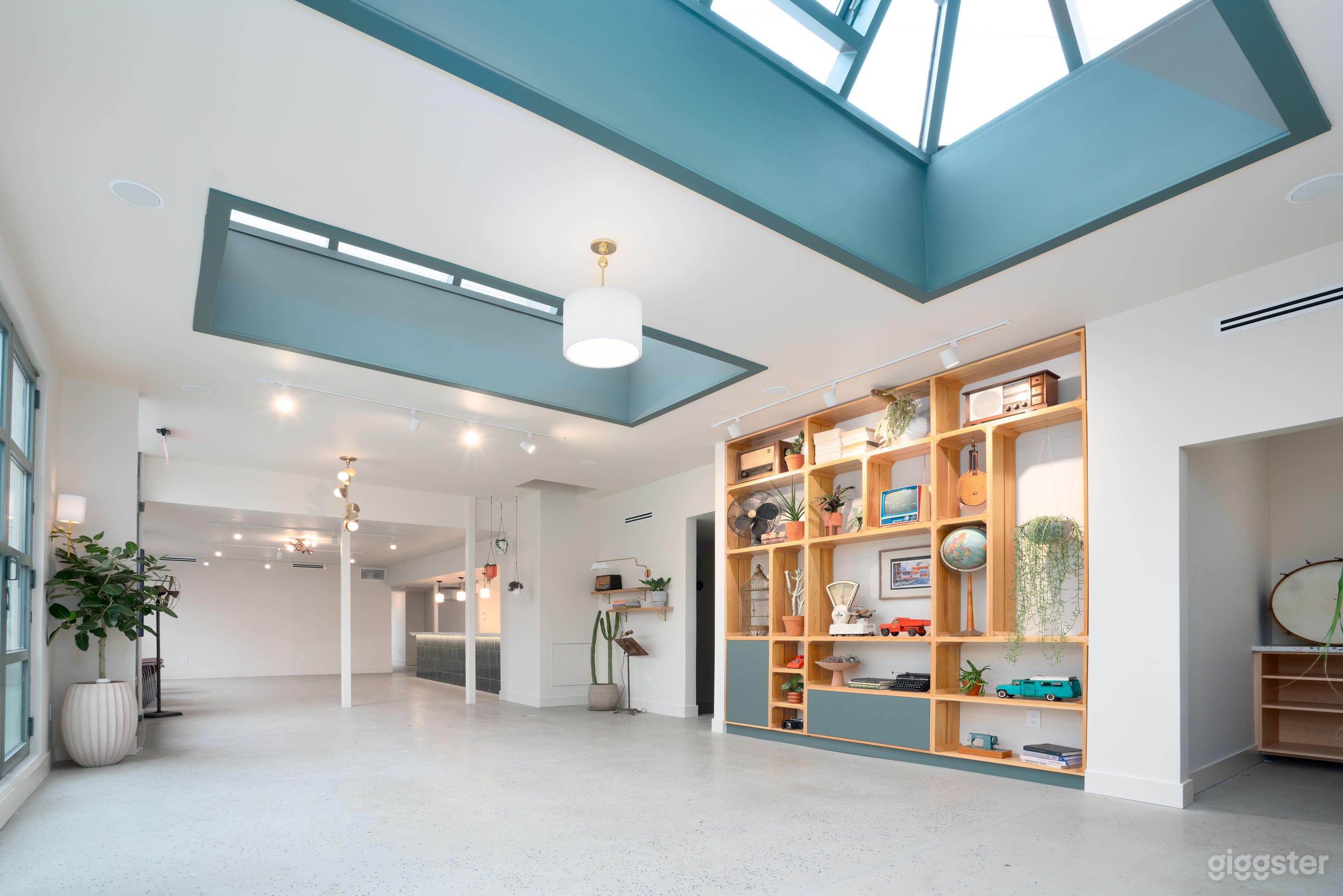 LOFT/STUDIO/KITCHEN/OPEN space  Photo 3