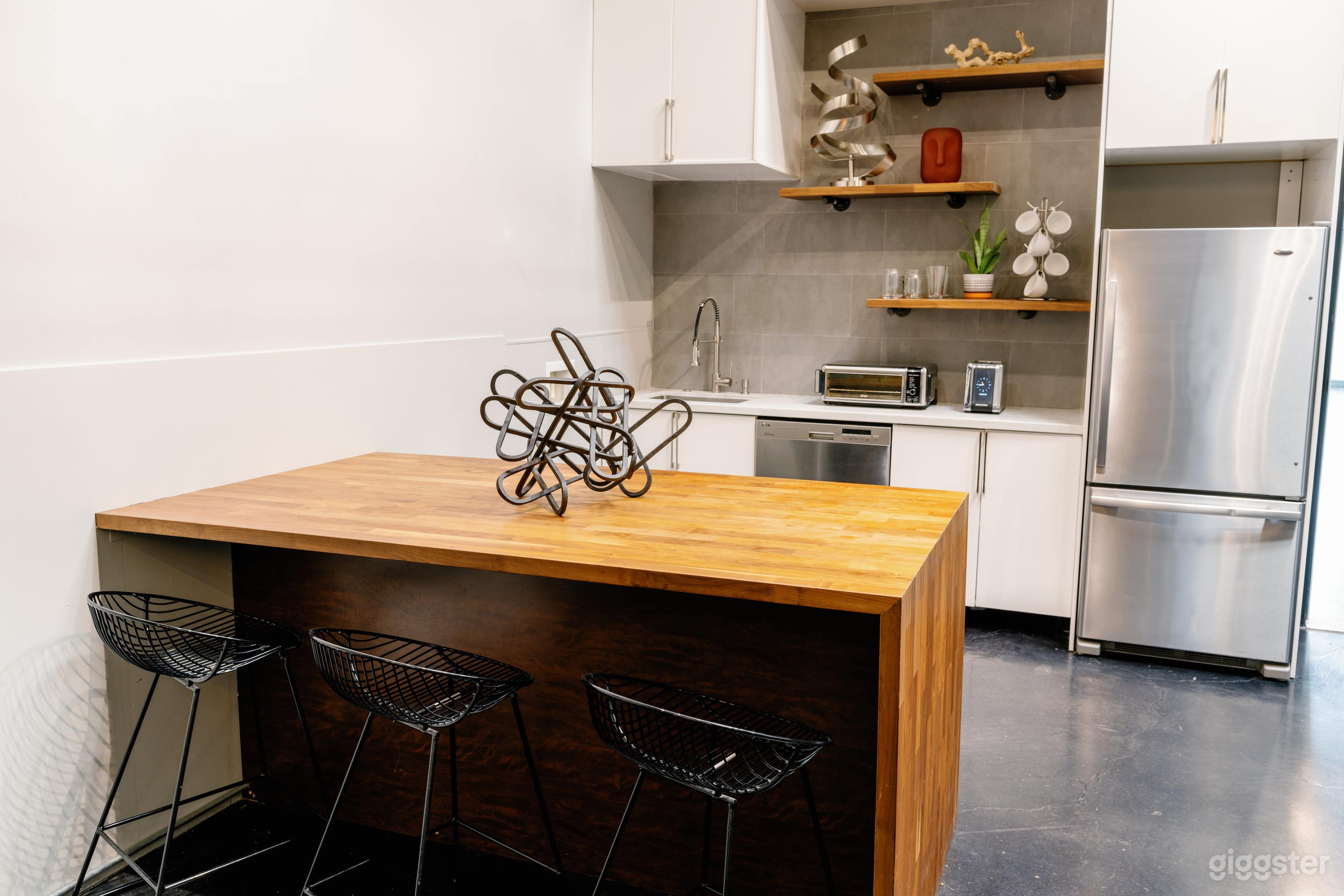 The Kitchen, Lounge and Board Room Photo 2