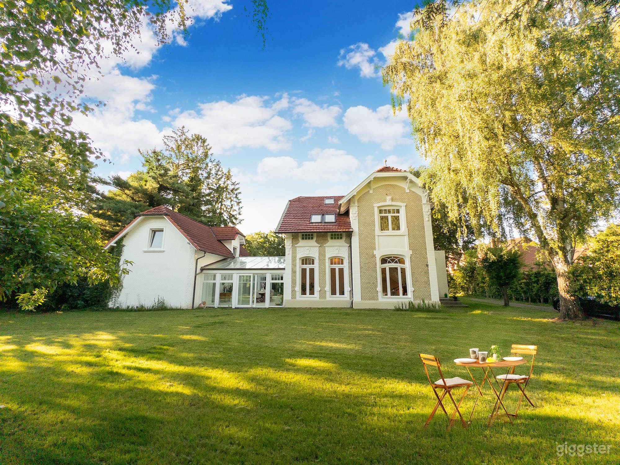 Historische Jugendstilvilla im kleinen Park Foto 1