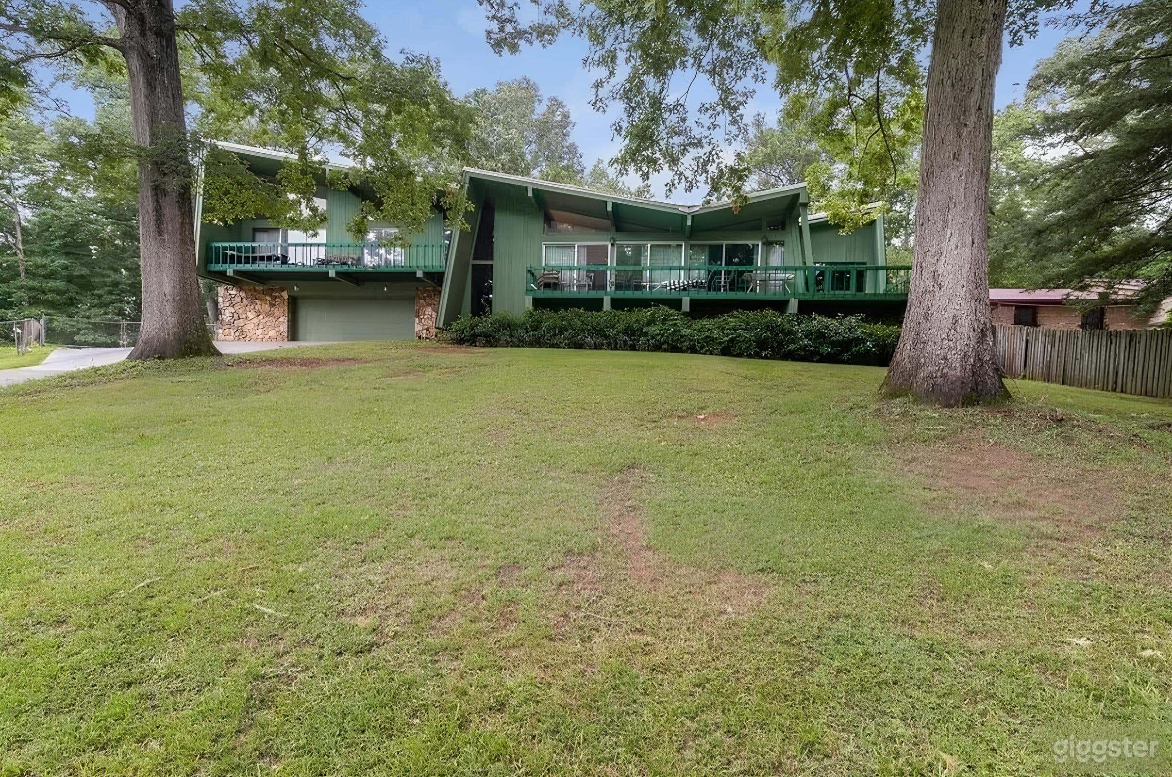 70's Style Retro Manor Photo 3