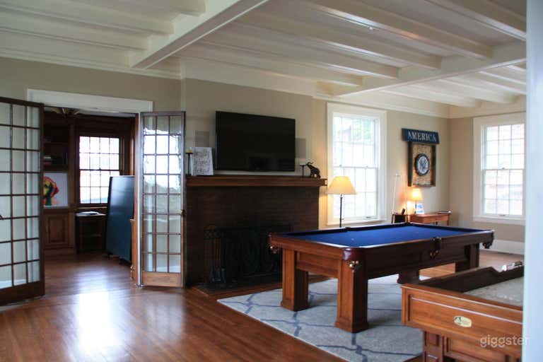  Large, tasteful hilltop home 