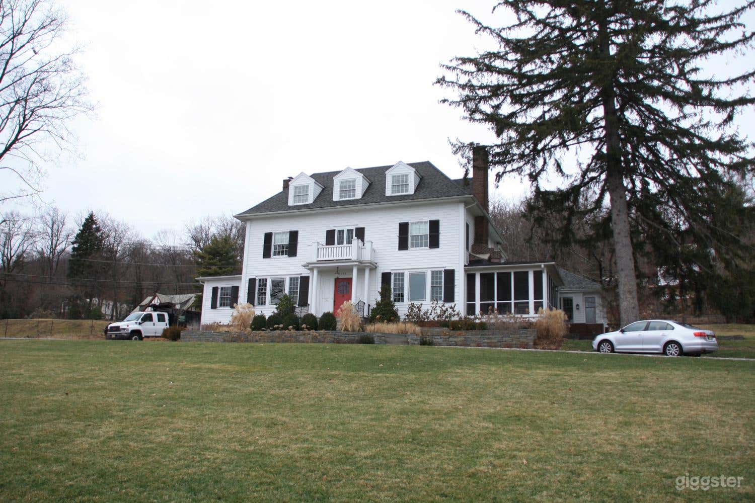 Large, tasteful hilltop home Photo 1