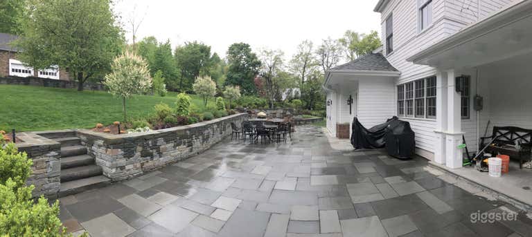  Large, tasteful hilltop home 