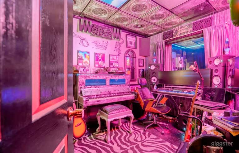  Artists' Creative Space for Writing and Recording 