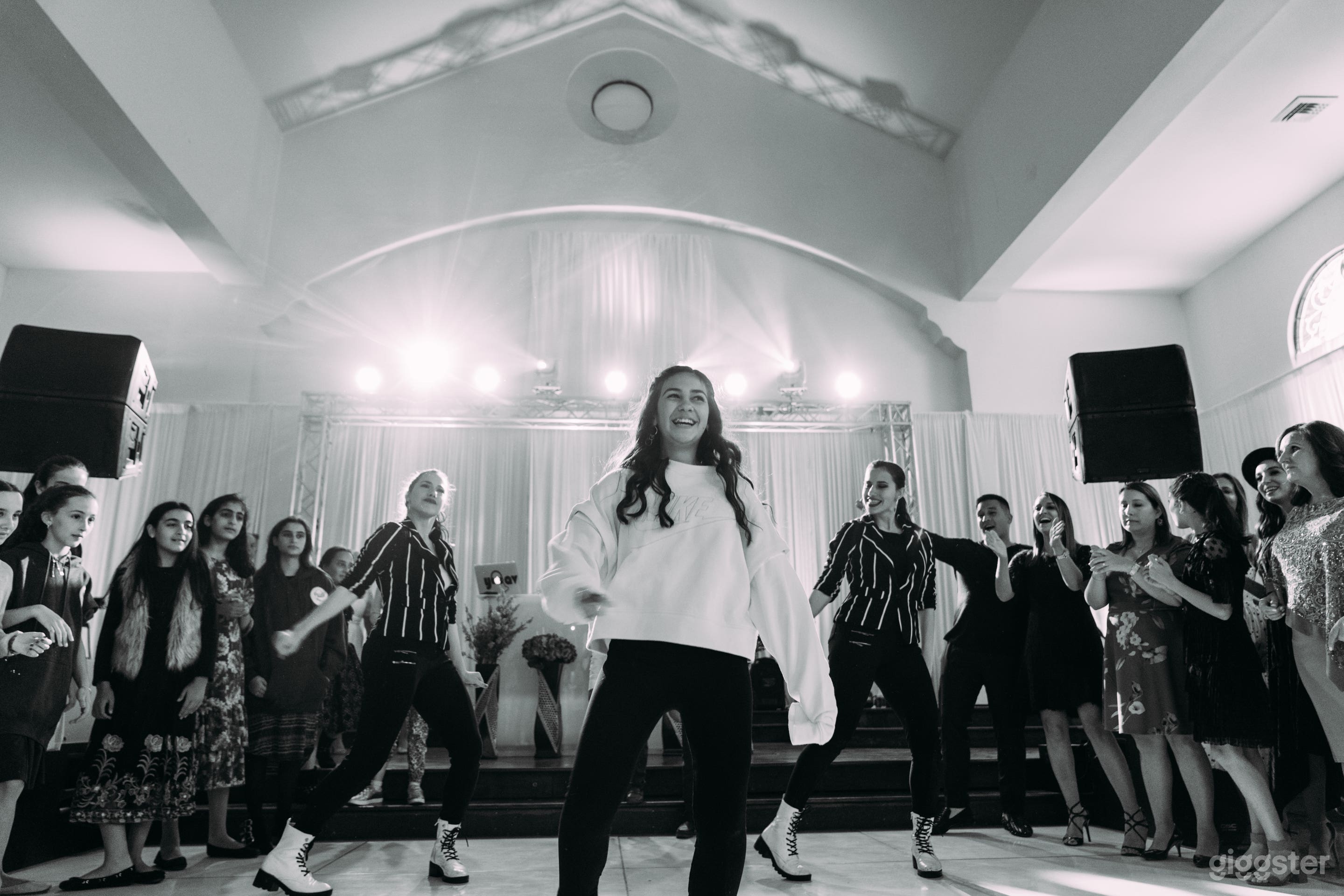 Fountain Room with High Ceilings Photo 3