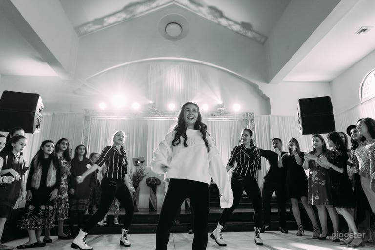  Fountain Room with High Ceilings 