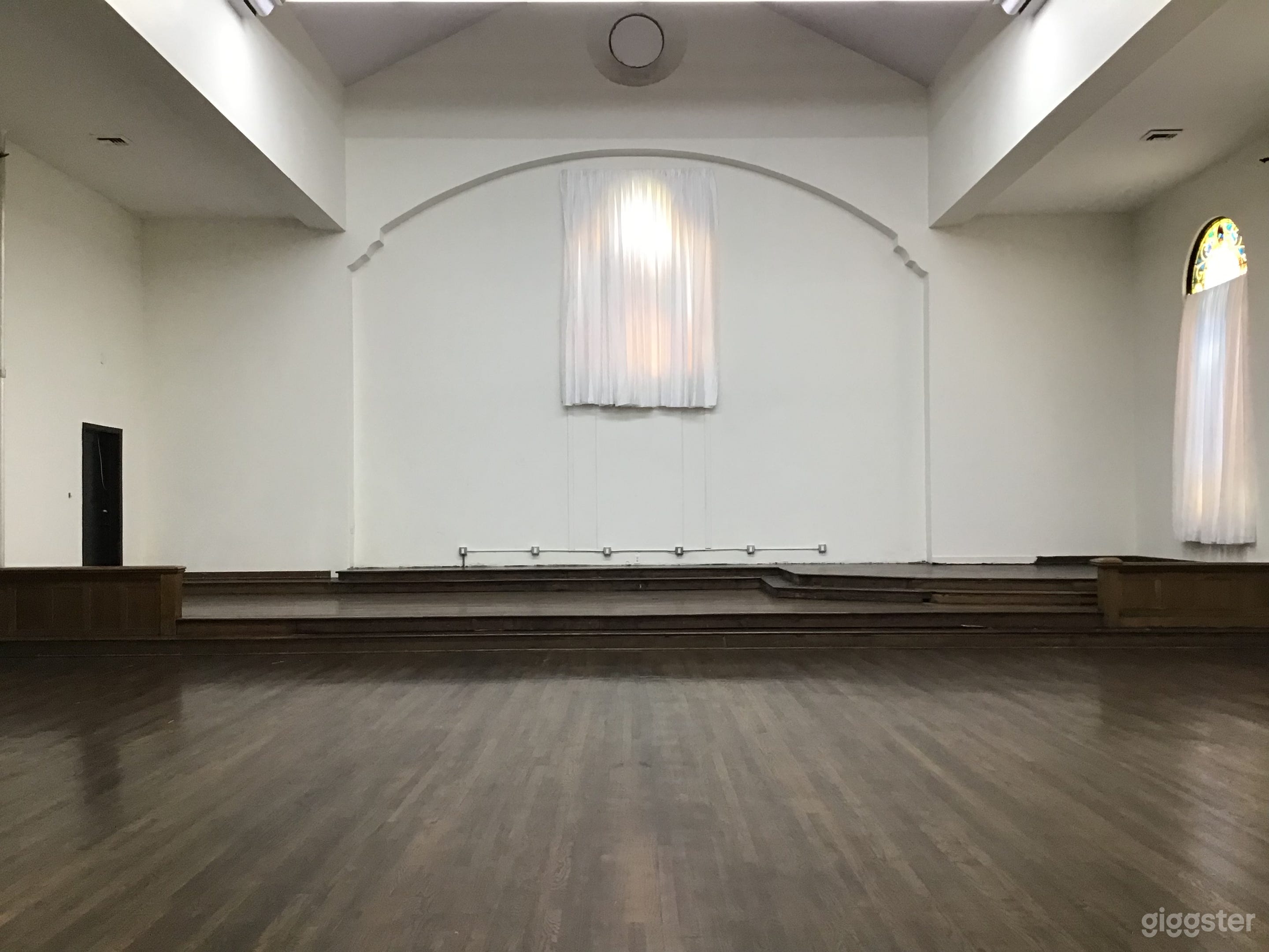 Fountain Room with High Ceilings Photo 4