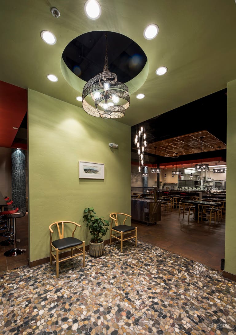  Front entry facing dining 