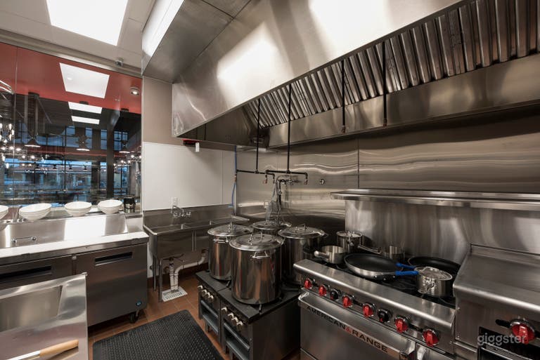  Kitchen with pots for hotpot base 
