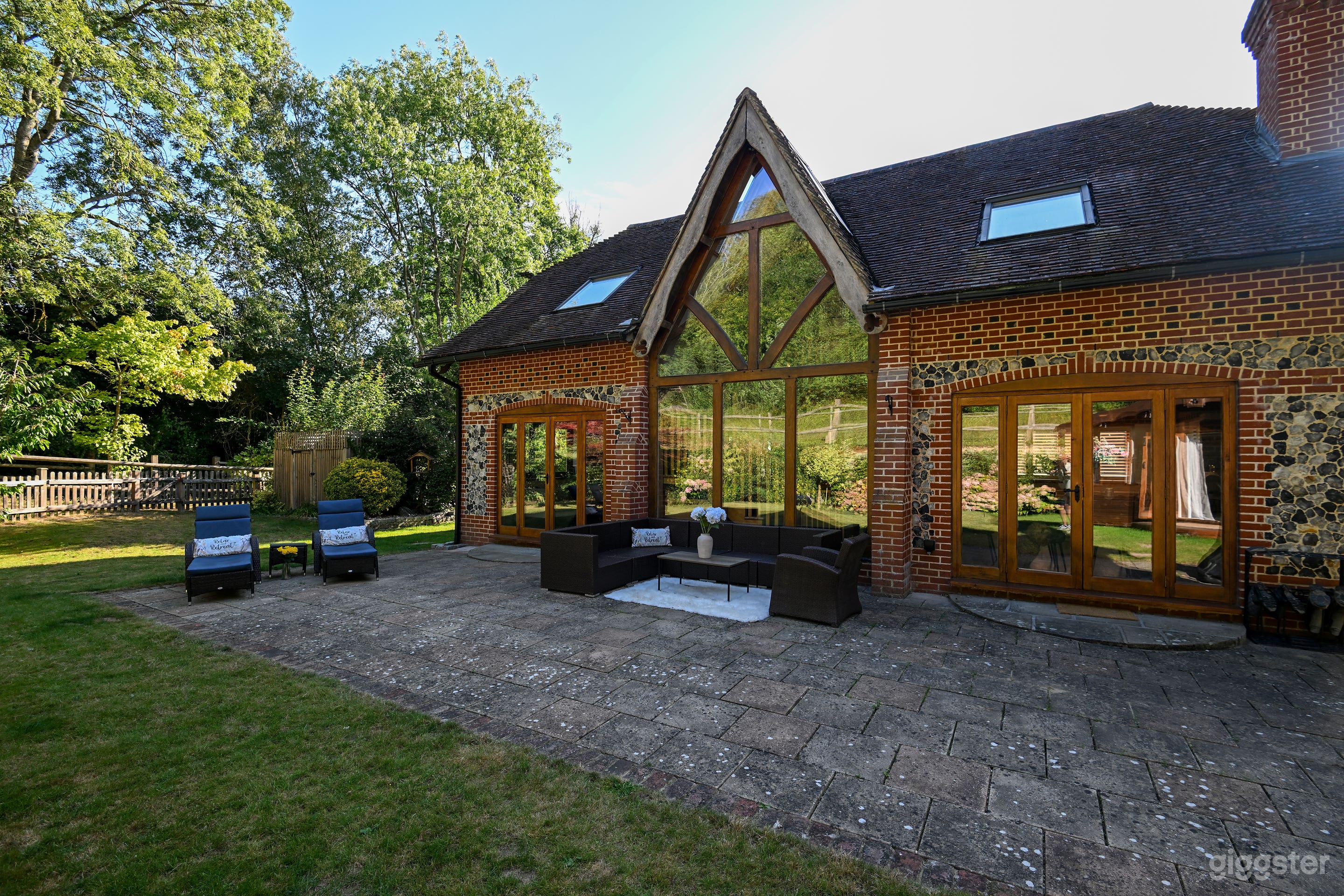 Unique Home & Annexe with Oak Balcony Photo 4
