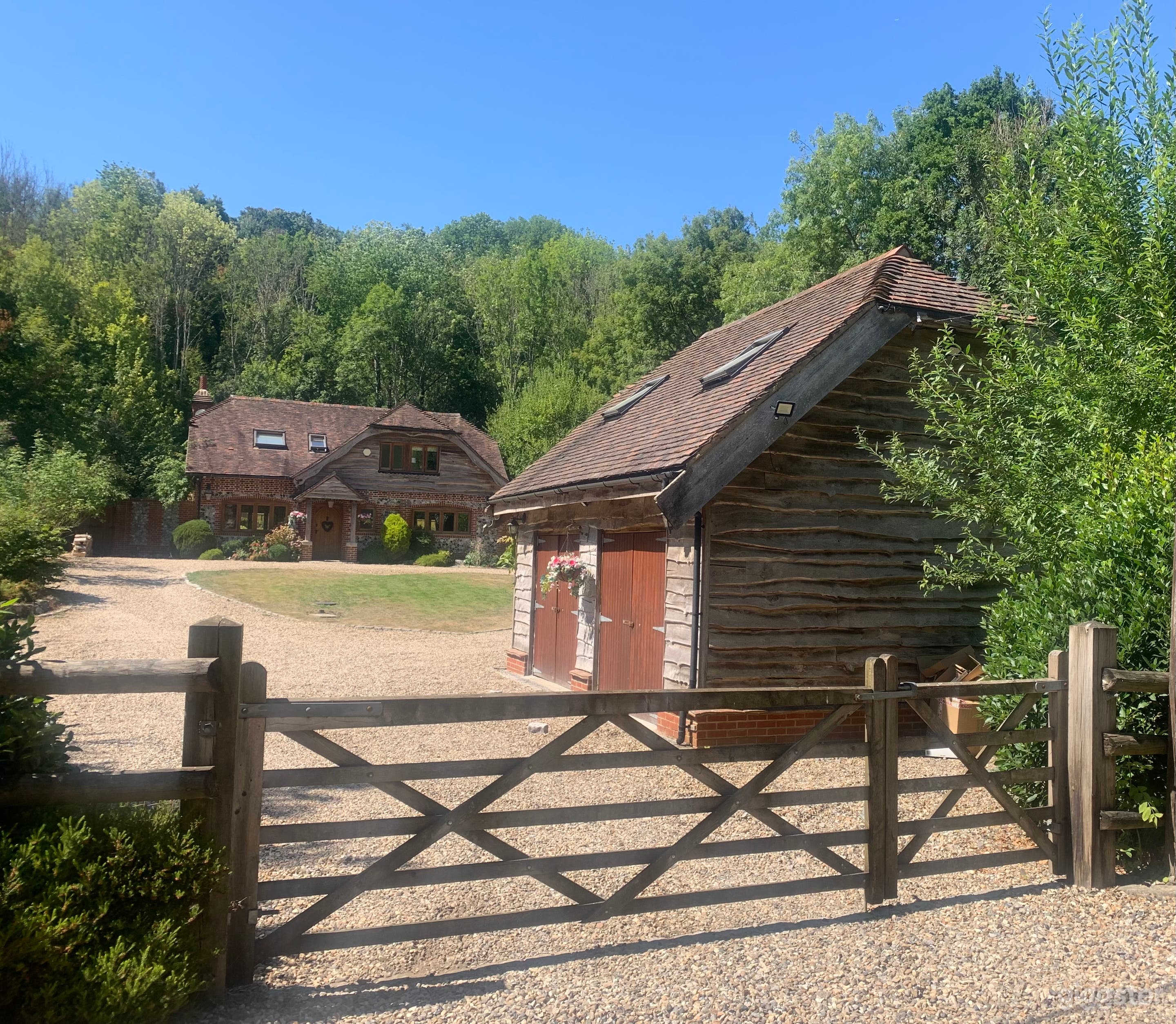 Unique Home & Annexe with Oak Balcony Photo 1