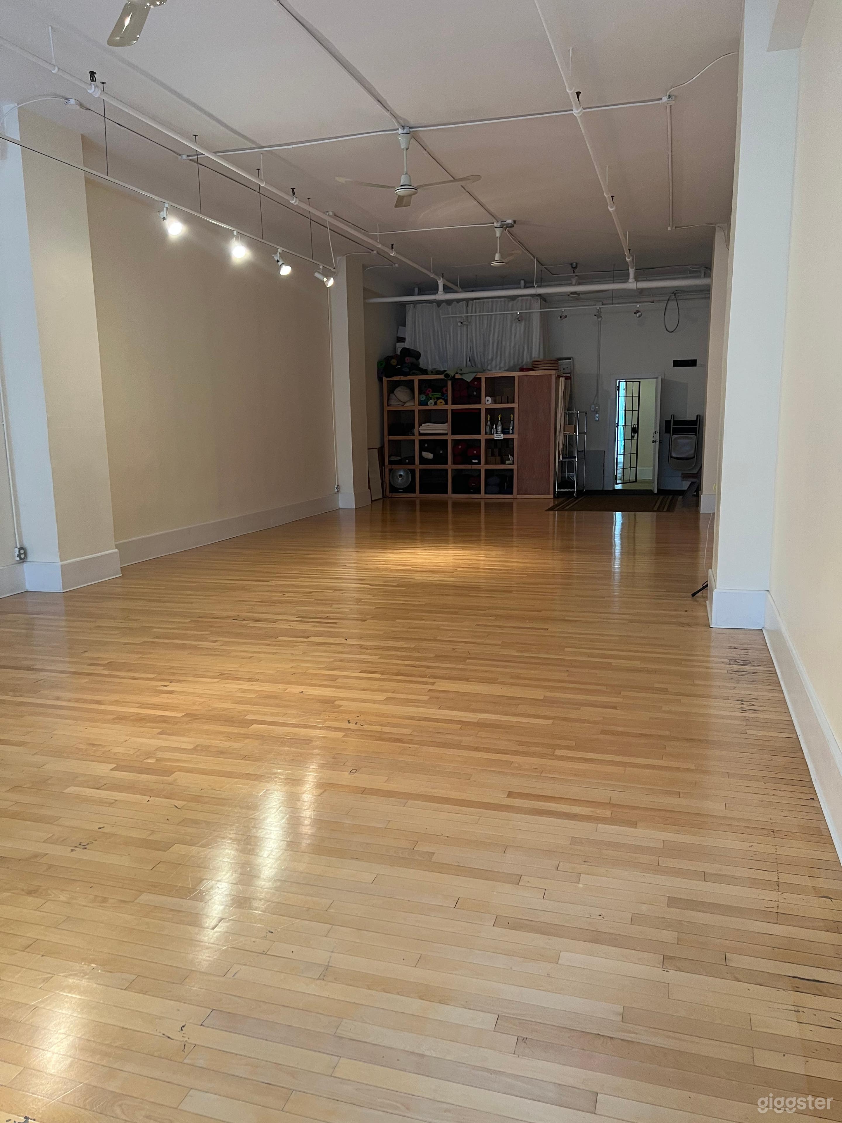 1000 SQFT Intimate Studio in Montreal Photo 4