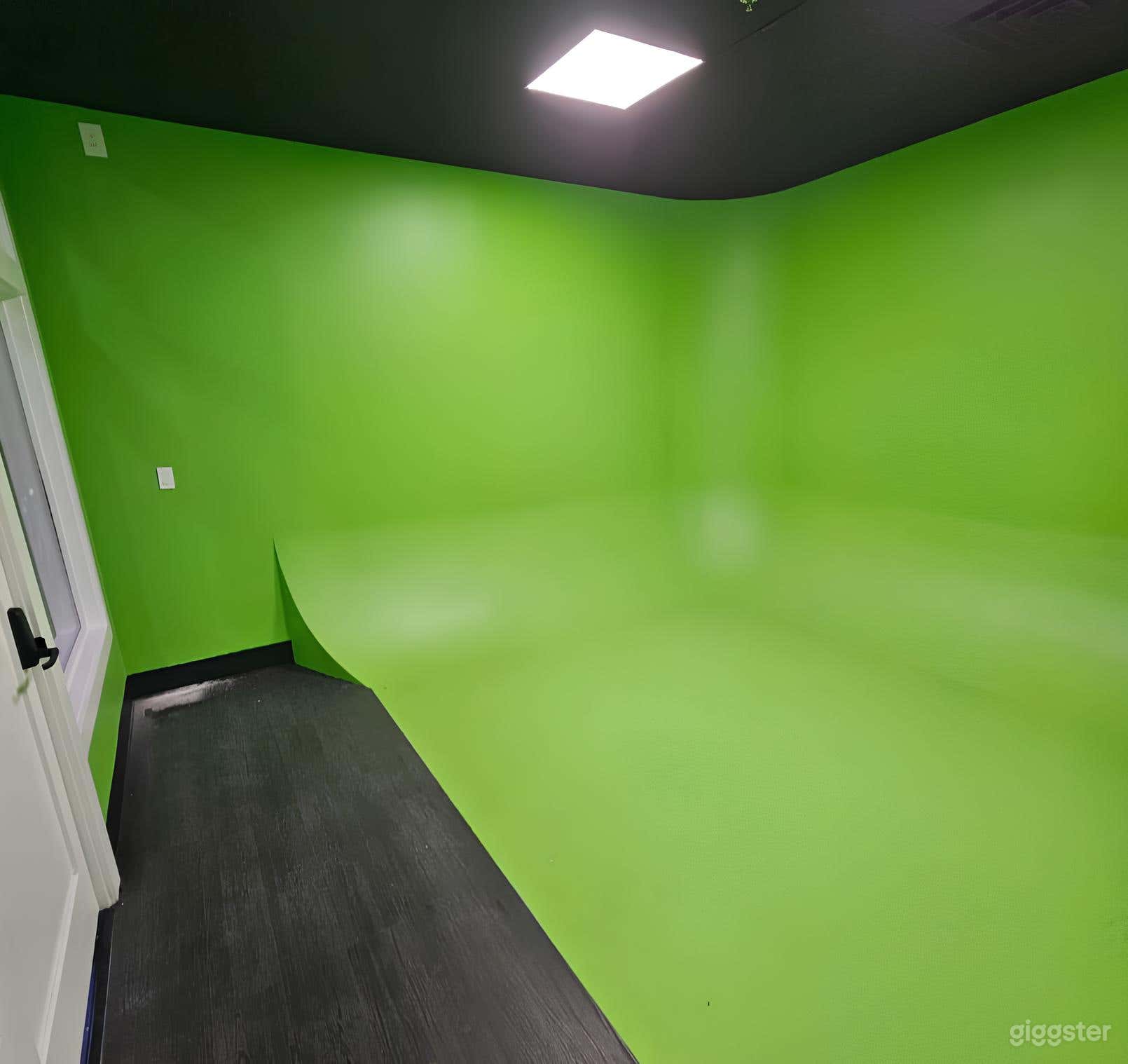 Pristine Green Screen Studio Photo 4