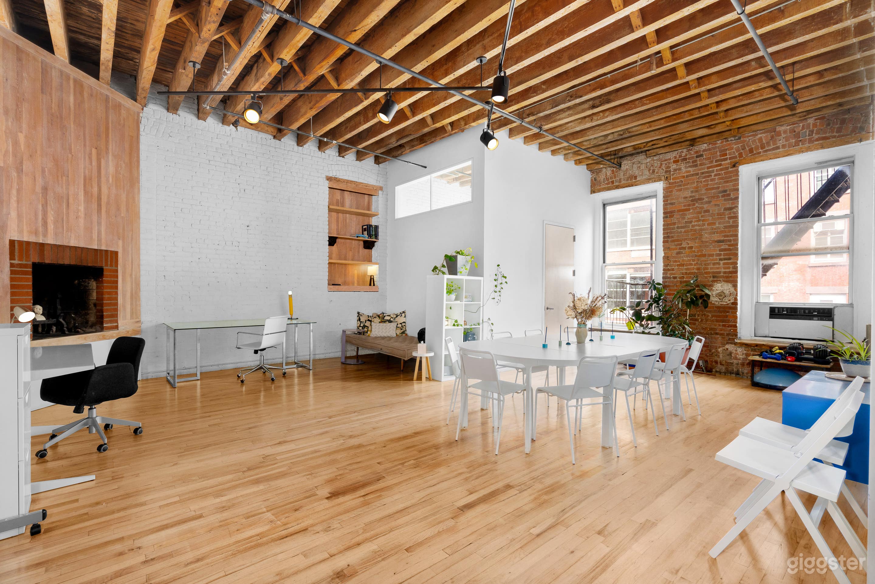 Quiet full floor Village loft with a SOHO feel Photo 2