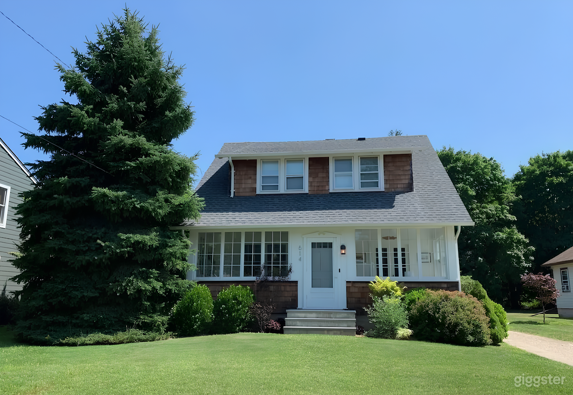 Bright and Airy Shingled Bungalow Photo 2