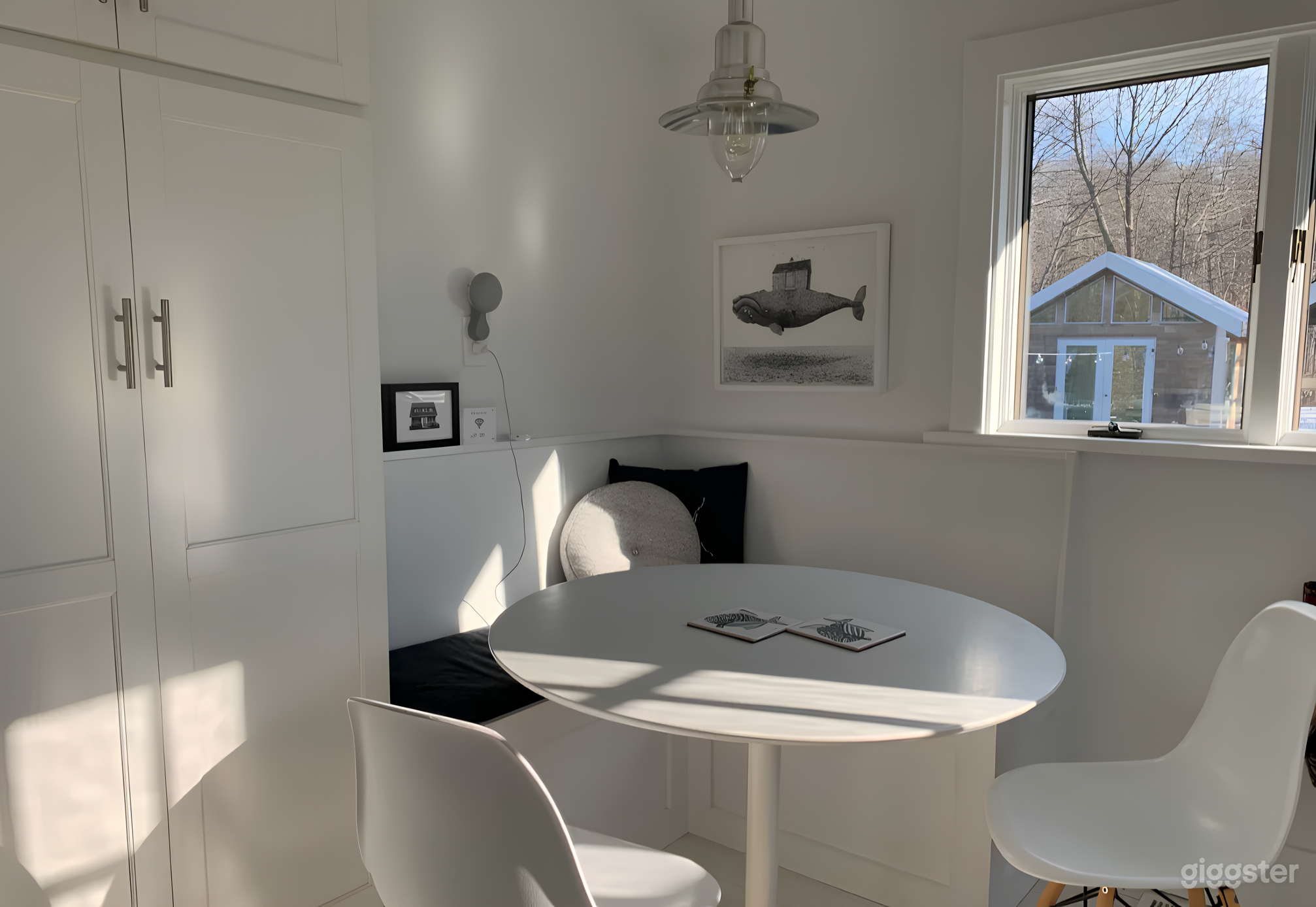 Bright and Airy Shingled Bungalow Photo 4