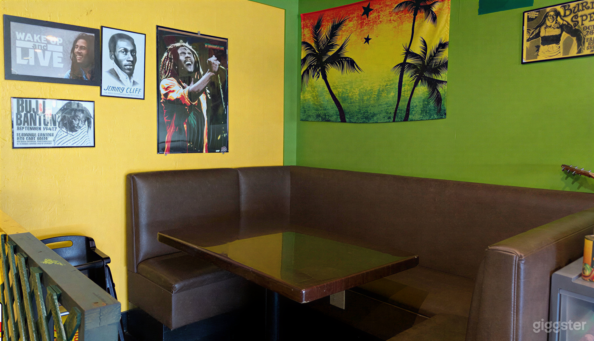 Spacious Caribbean themed restaurant Photo 2