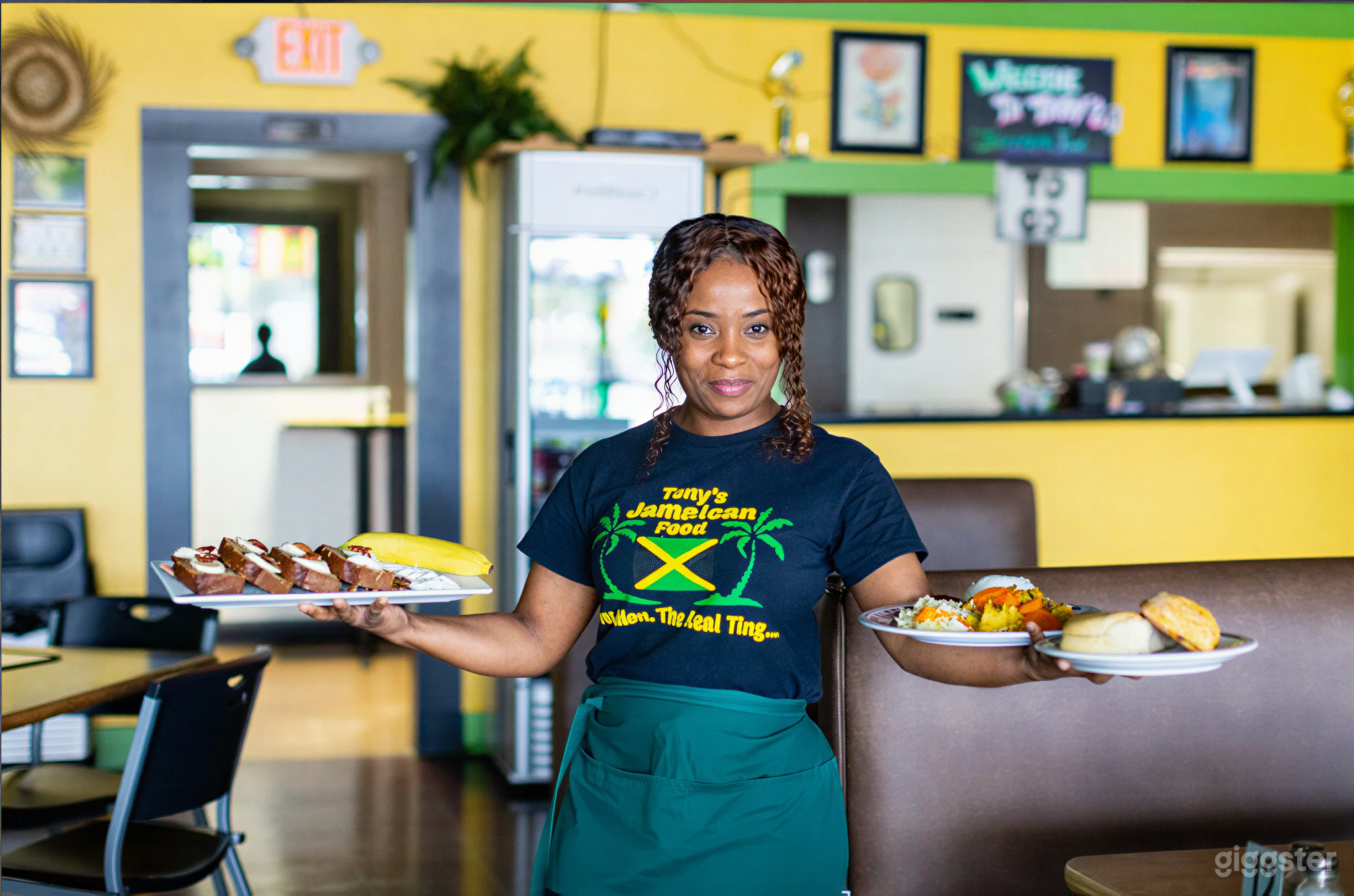Spacious Caribbean themed restaurant Photo 3