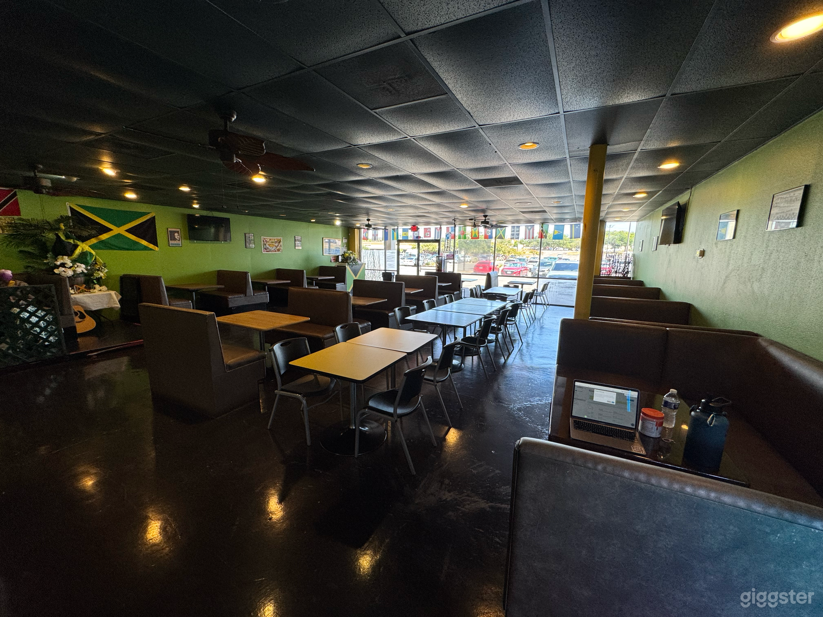 Spacious Caribbean themed restaurant Photo 4