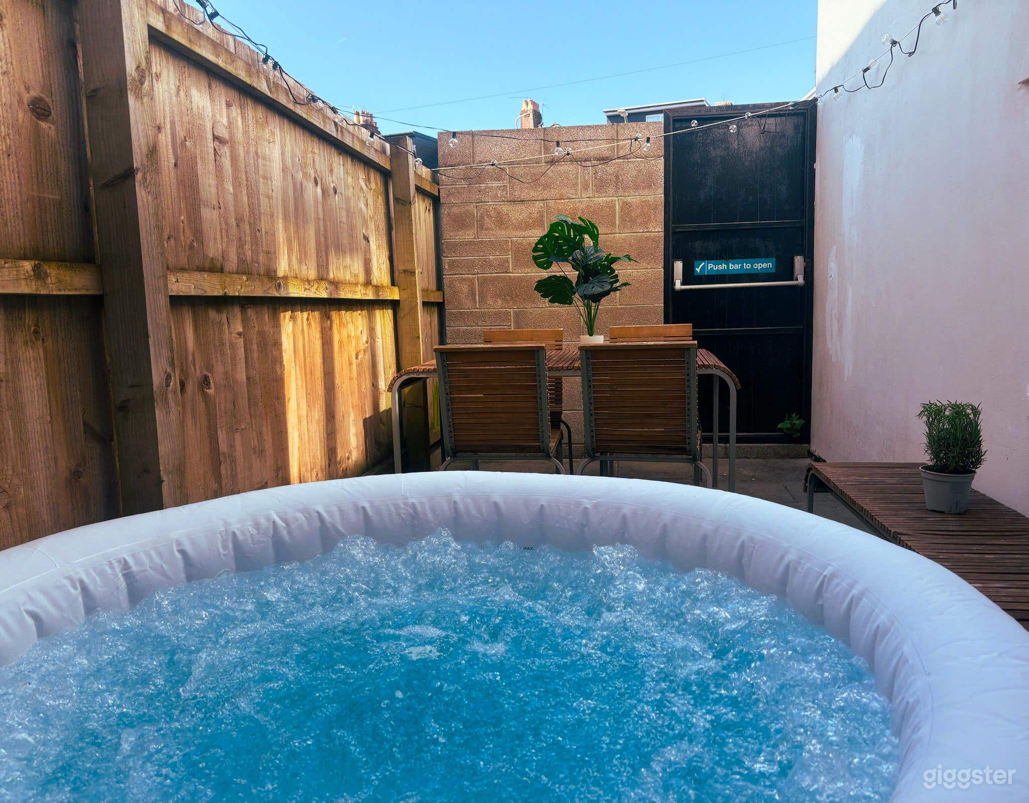 Duplex Hot Tub Property opposite principality stadium Photo 1
