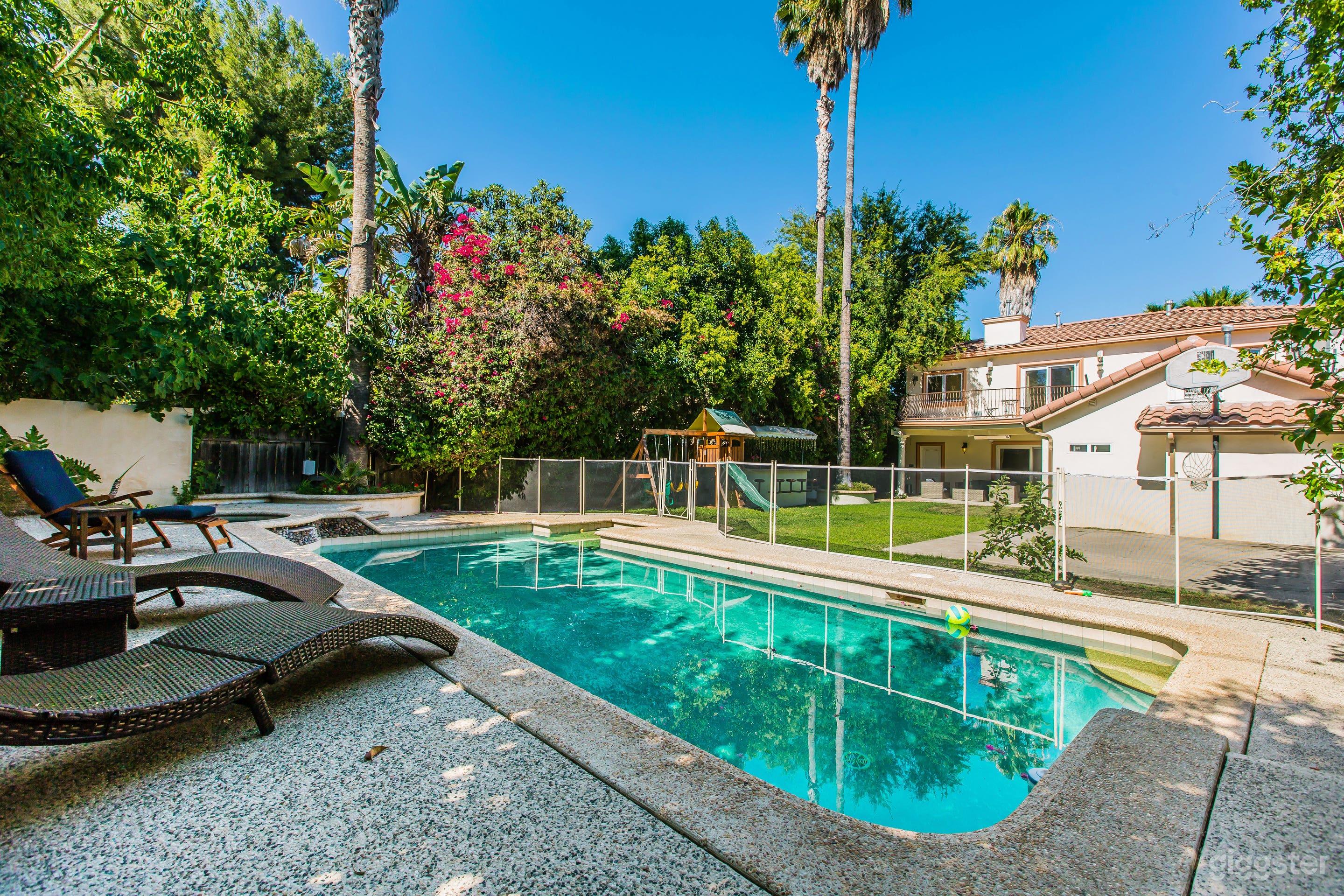 Backyard with BBQ, Kids playground and Heated Pool/Jacuzzi