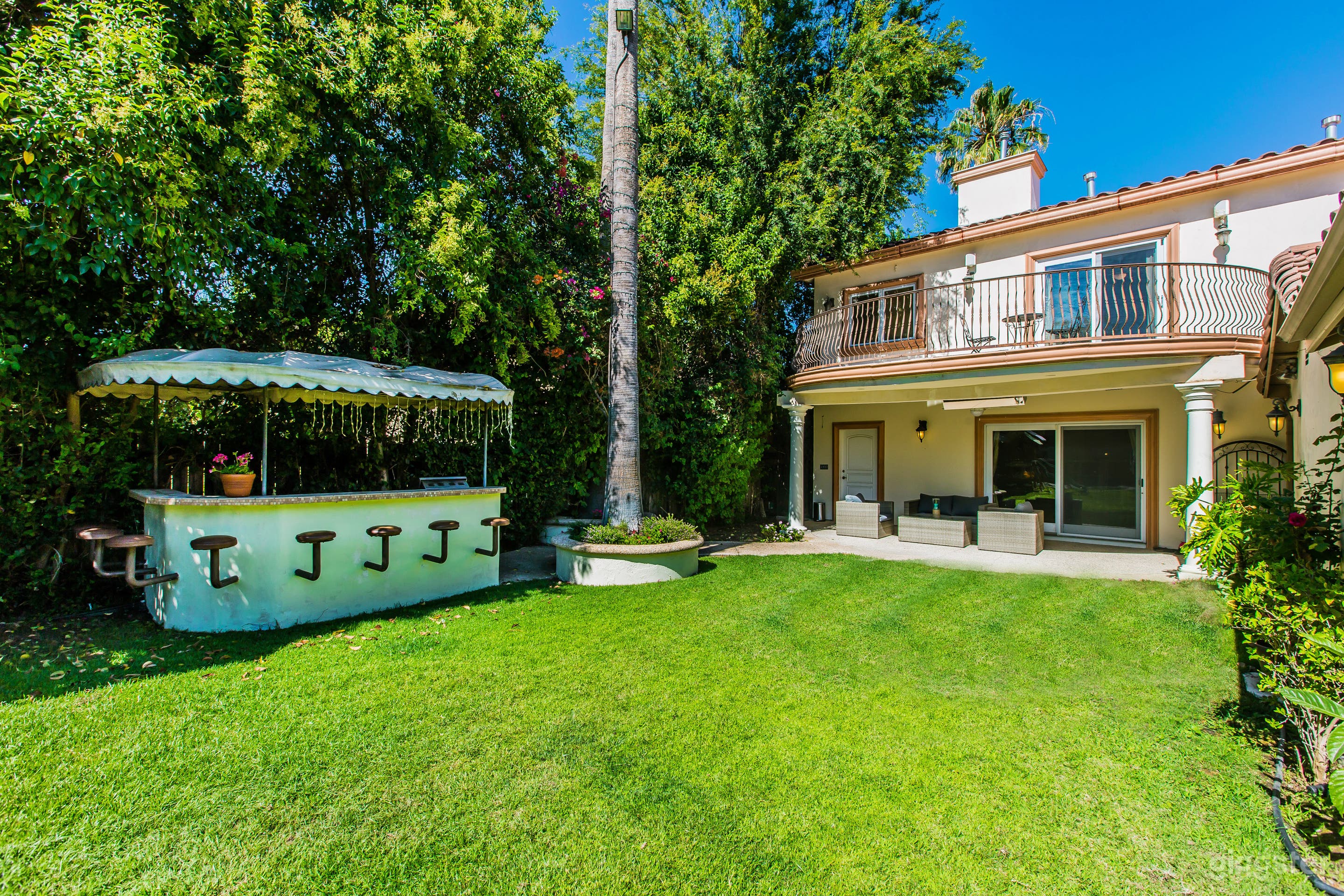Backyard with BBQ, Kids playground and Heated Pool/Jacuzzi
