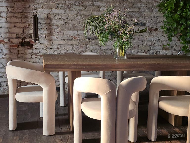  5000 sqft studio with cyc wall & vintage furniture 