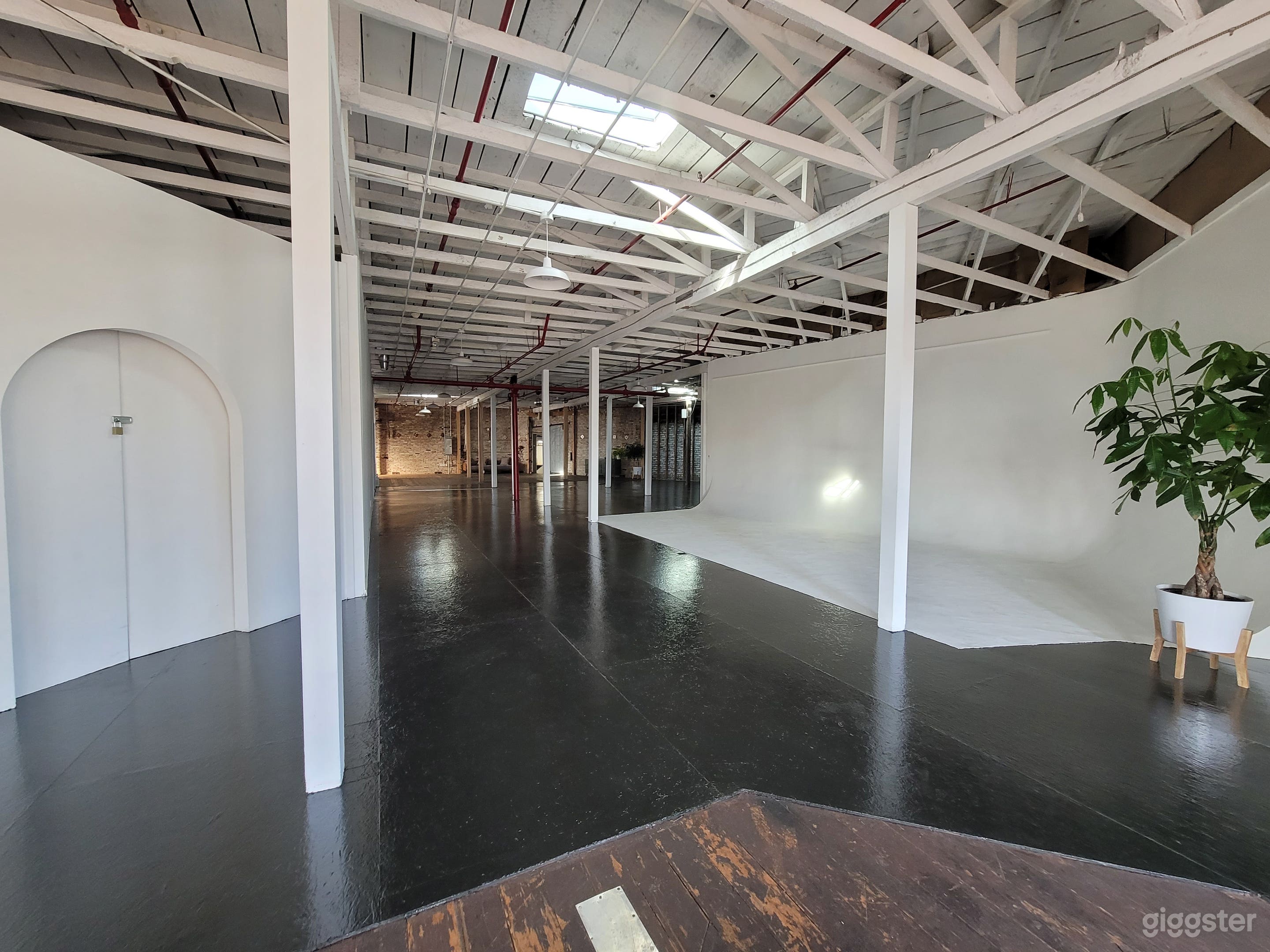 5000 sqft studio with cyc wall &amp; vintage furniture Photo 3