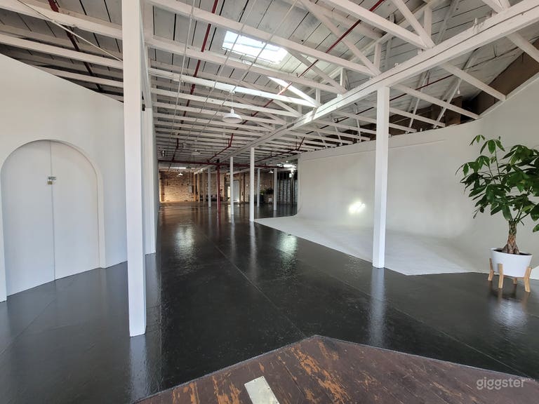  5000 sqft studio with cyc wall & vintage furniture 