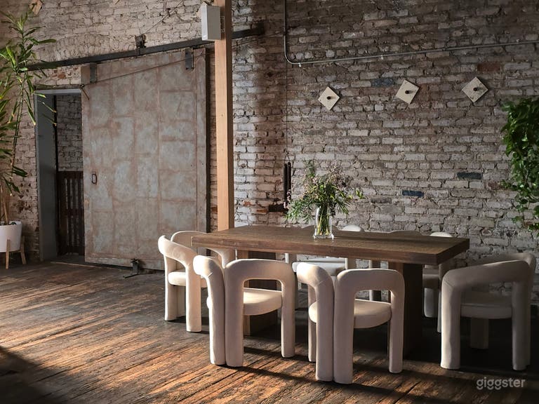  5000 sqft studio with cyc wall & vintage furniture 